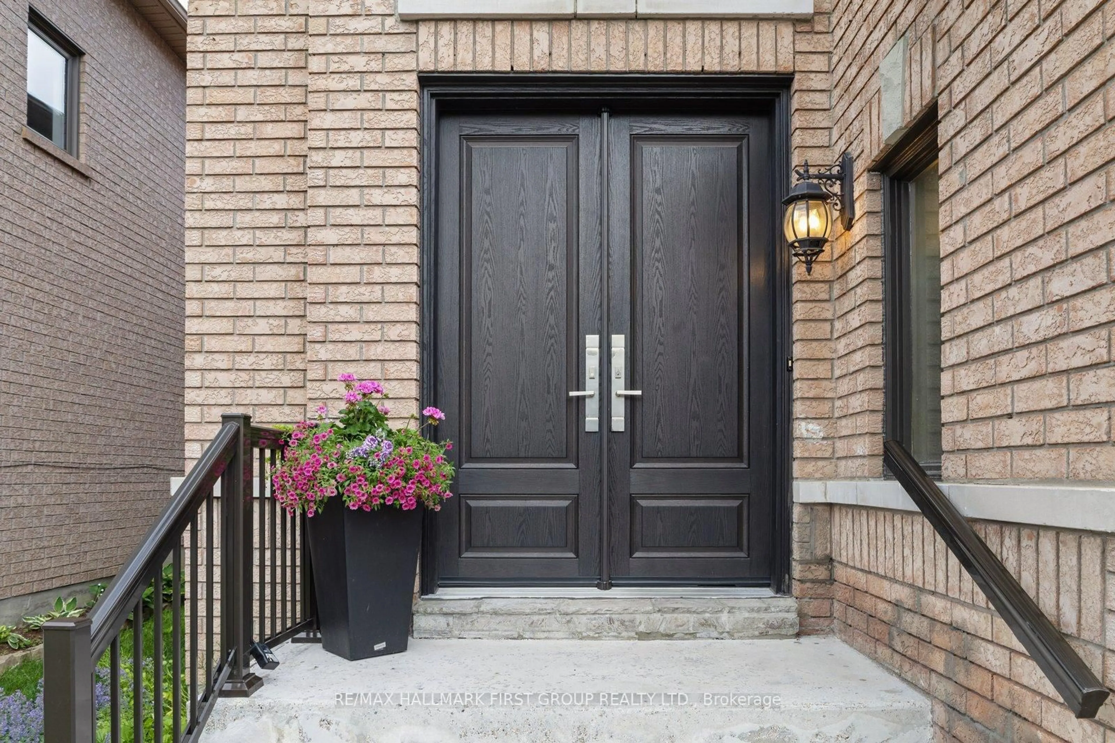 Indoor entryway for 472 Summerpark Cres, Pickering Ontario L1V 7A9