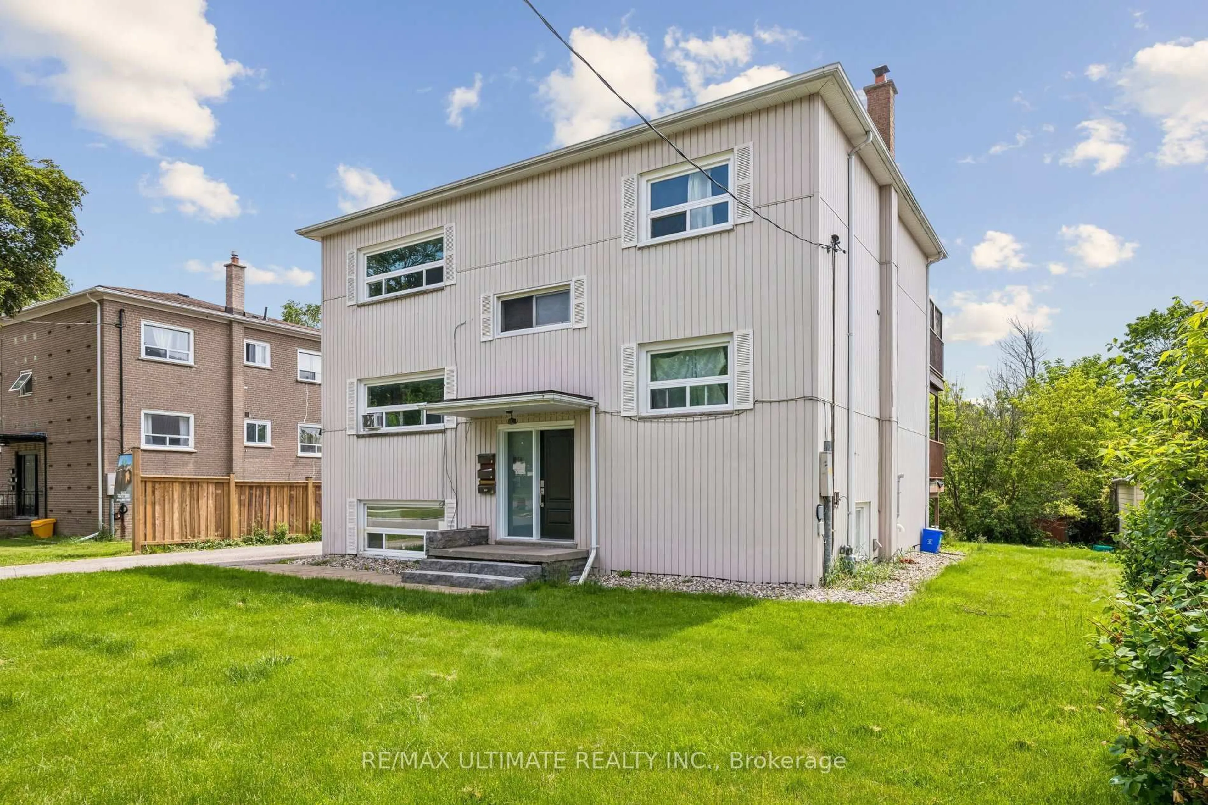 Home with vinyl exterior material, street for 1056 Ravine Rd, Oshawa Ontario L1H 4C8