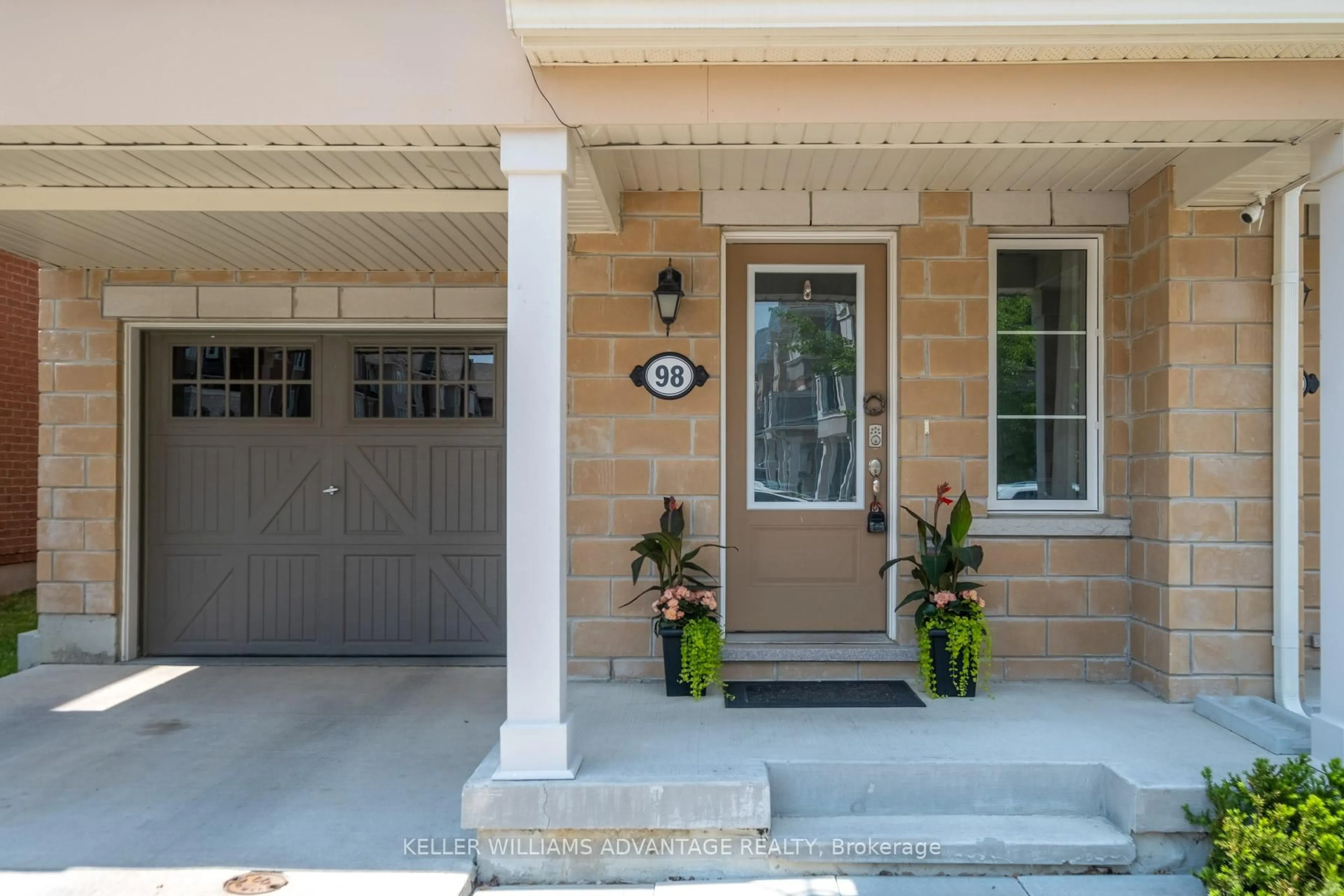 Indoor entryway for 98 Howe Ave, Toronto Ontario M1L 0J4
