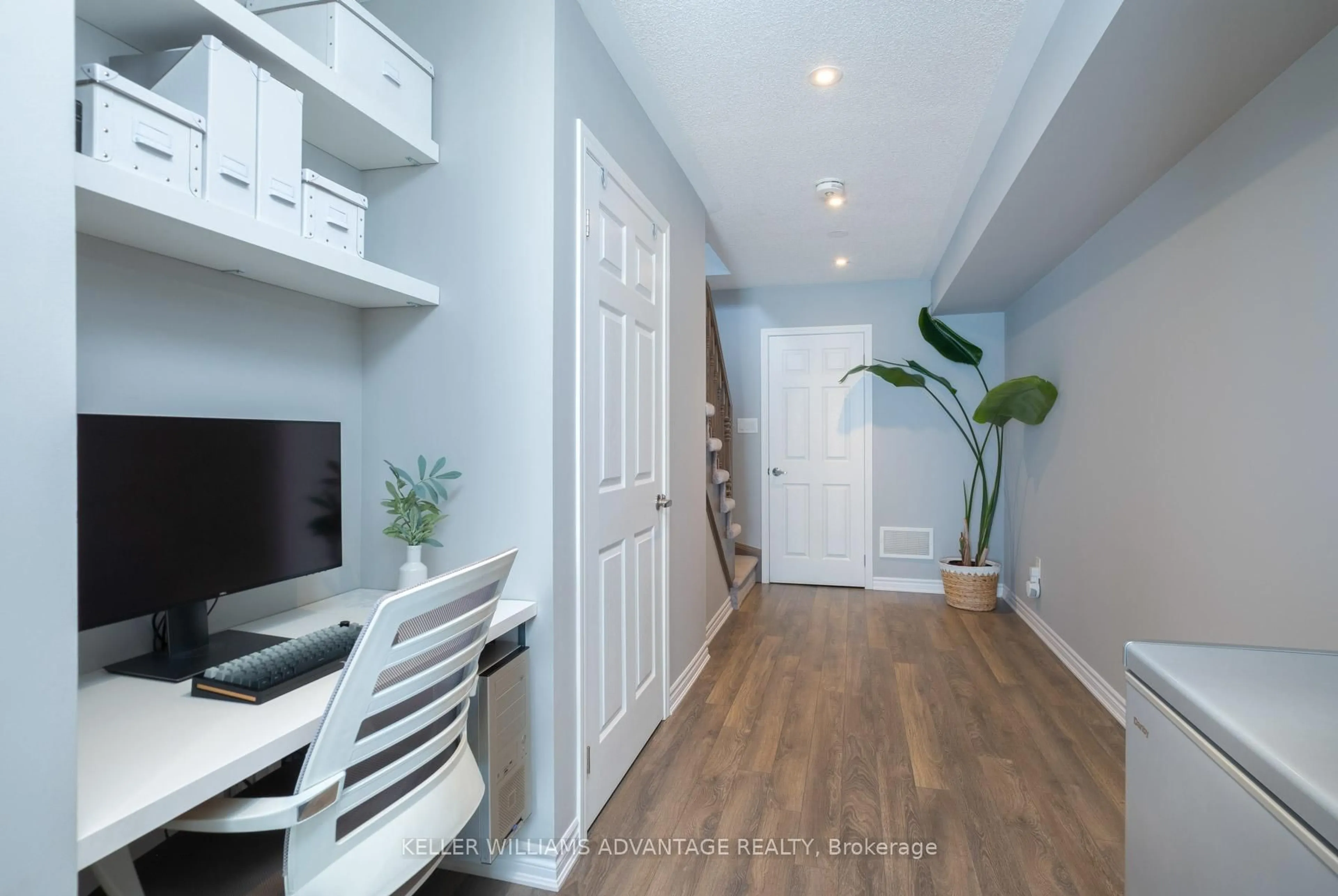 Indoor entryway for 98 Howe Ave, Toronto Ontario M1L 0J4