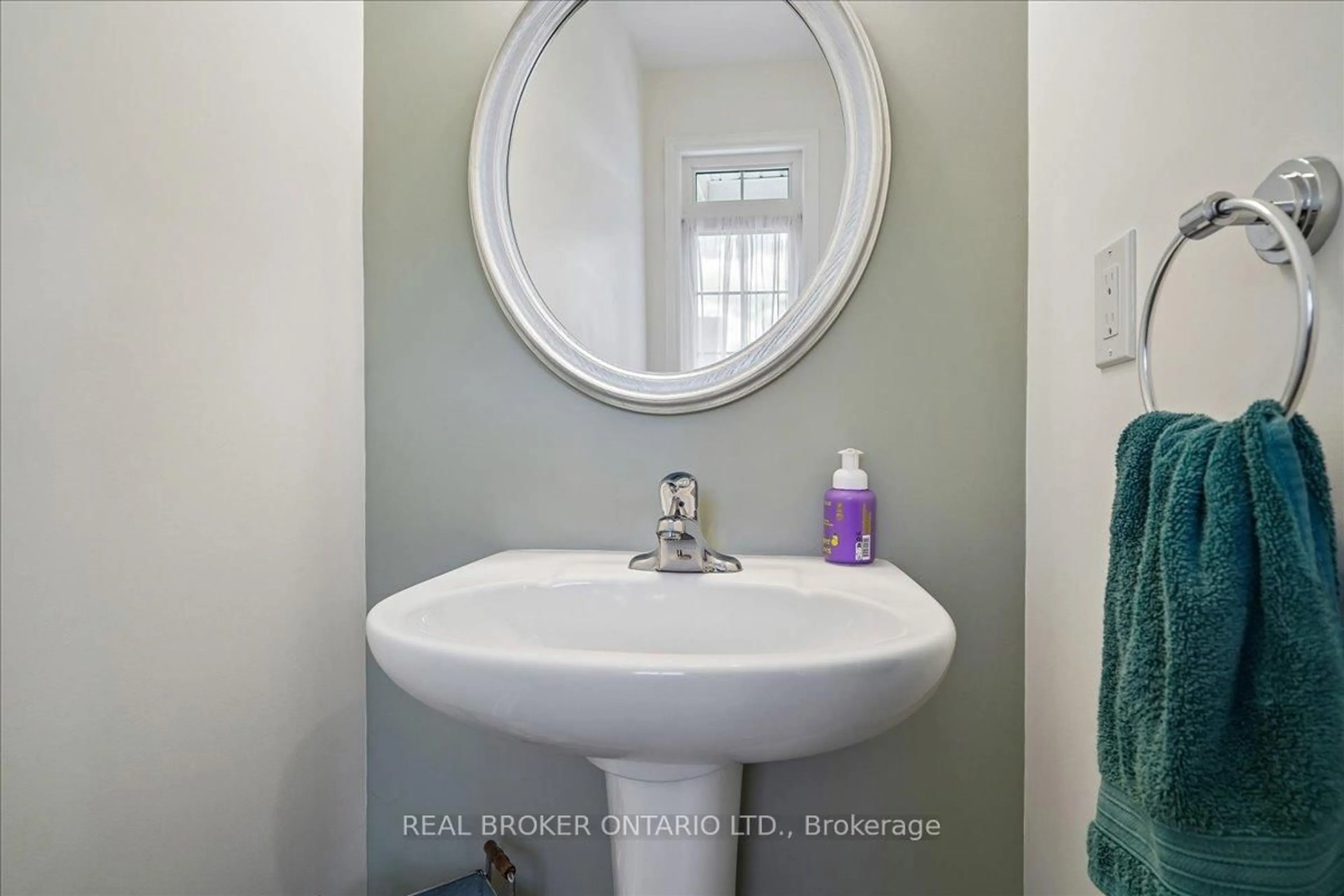 Standard bathroom, ceramic/tile floor for 90 Erskine Dr, Clarington Ontario L1B 0C8