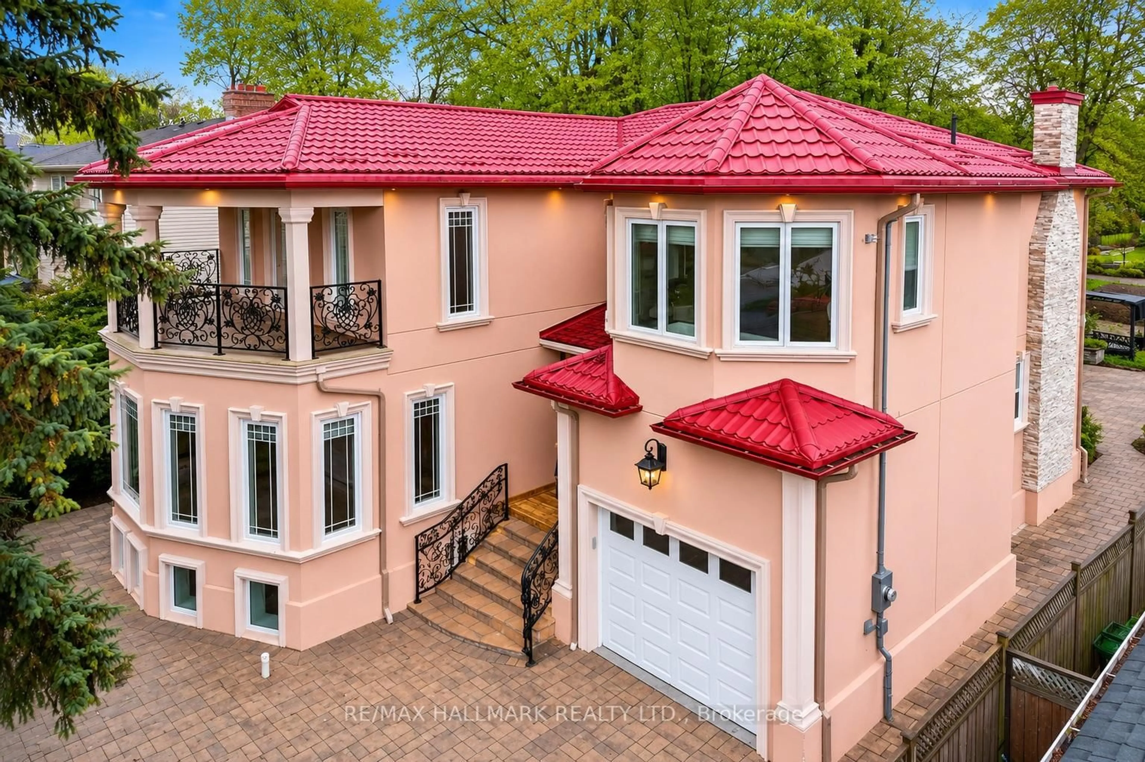 A pic from outside/outdoor area/front of a property/back of a property/a pic from drone, street for 32 Orchard Park Dr, Toronto Ontario M1E 3T7
