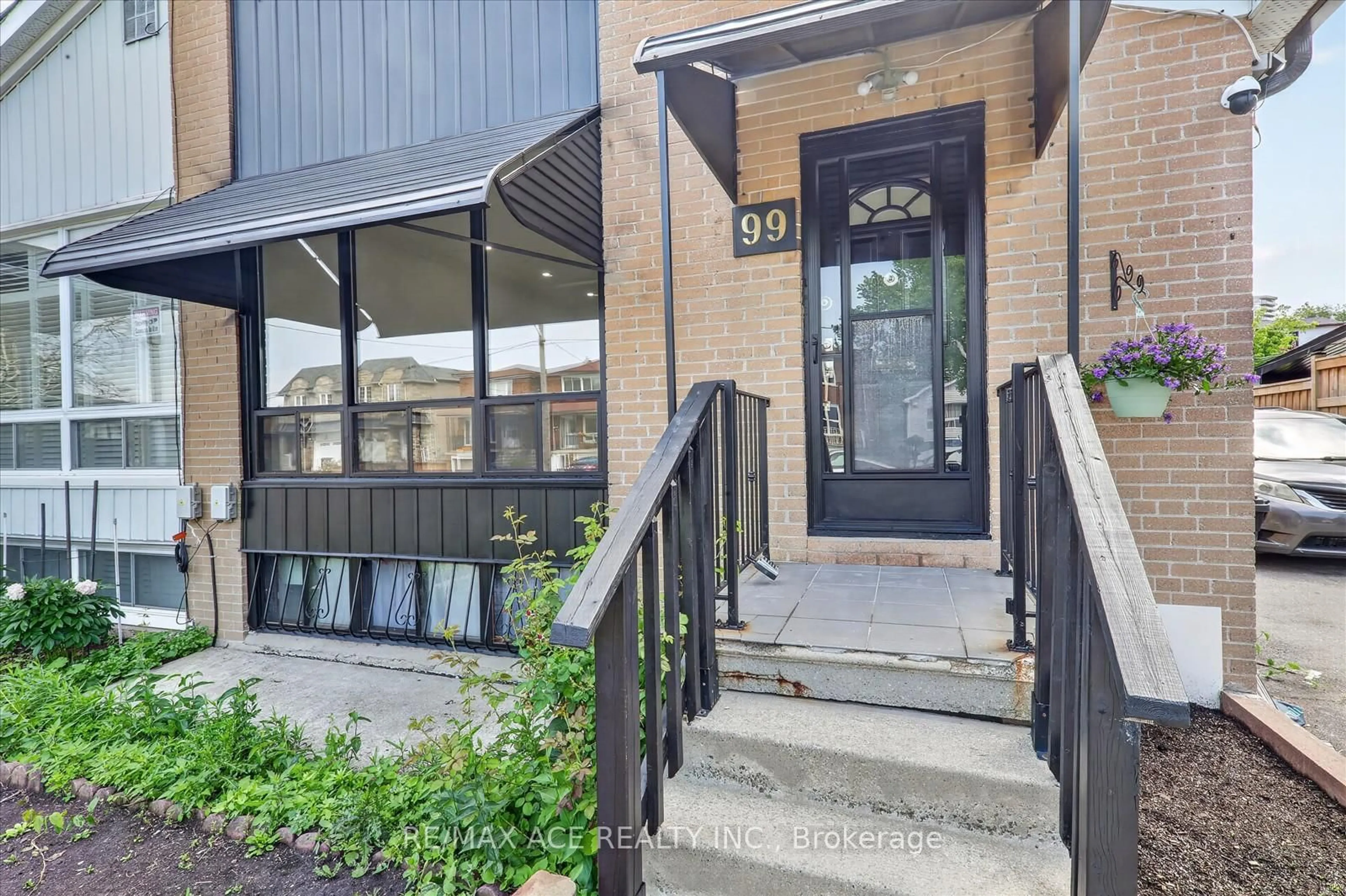 Indoor entryway for 99 Laurel Ave, Toronto Ontario M1K 3J8