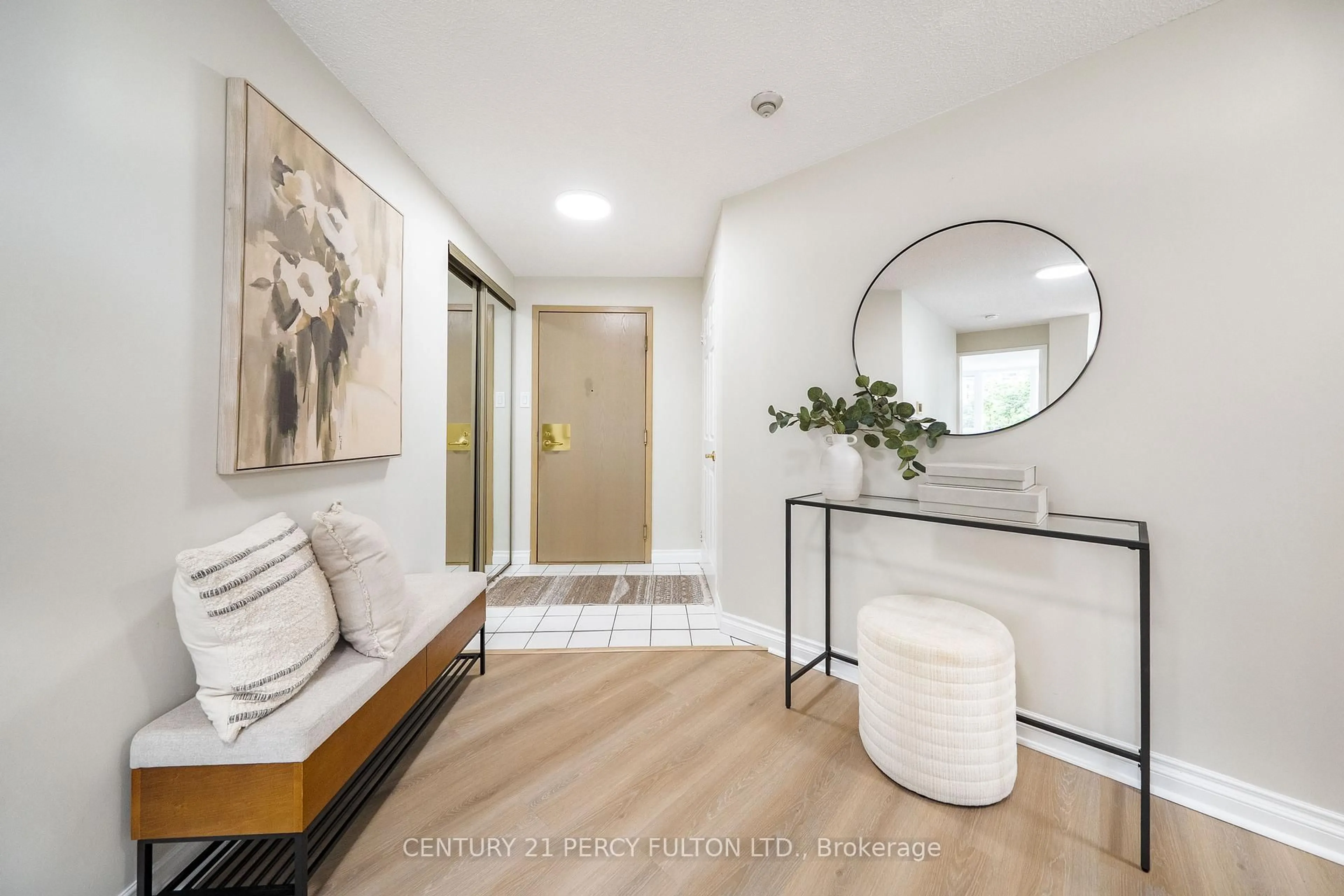 Indoor entryway for 3231 Eglinton Ave #206B, Toronto Ontario M1J 3N5