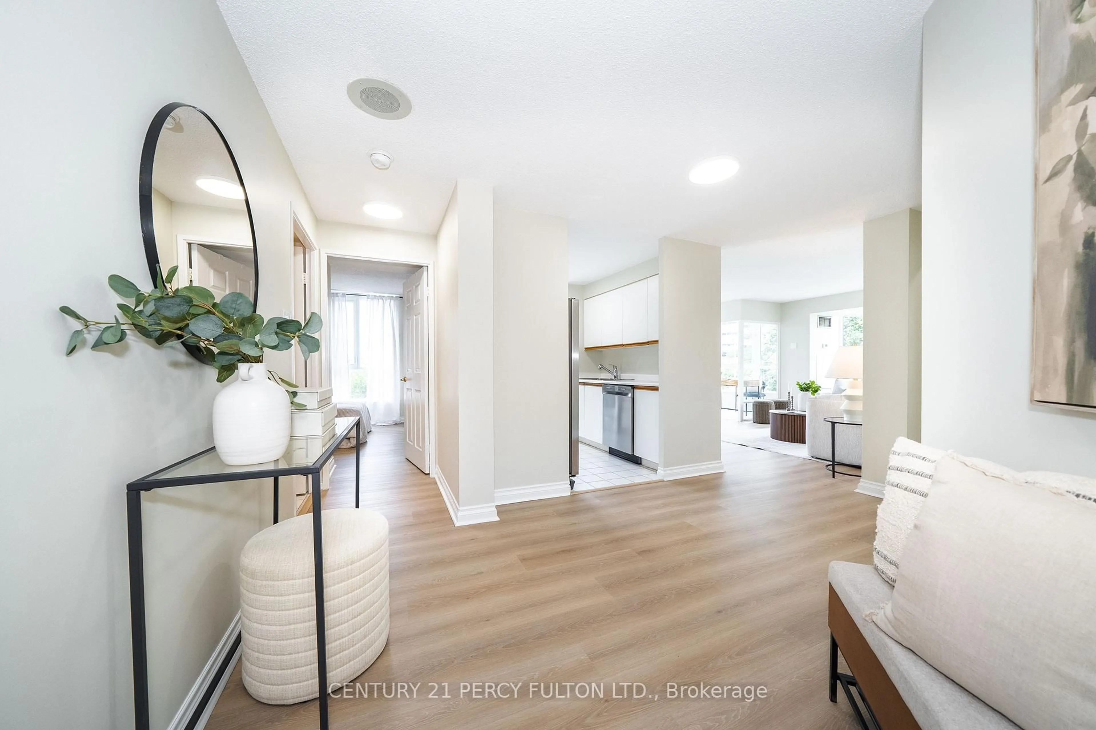 Indoor entryway for 3231 Eglinton Ave #206B, Toronto Ontario M1J 3N5