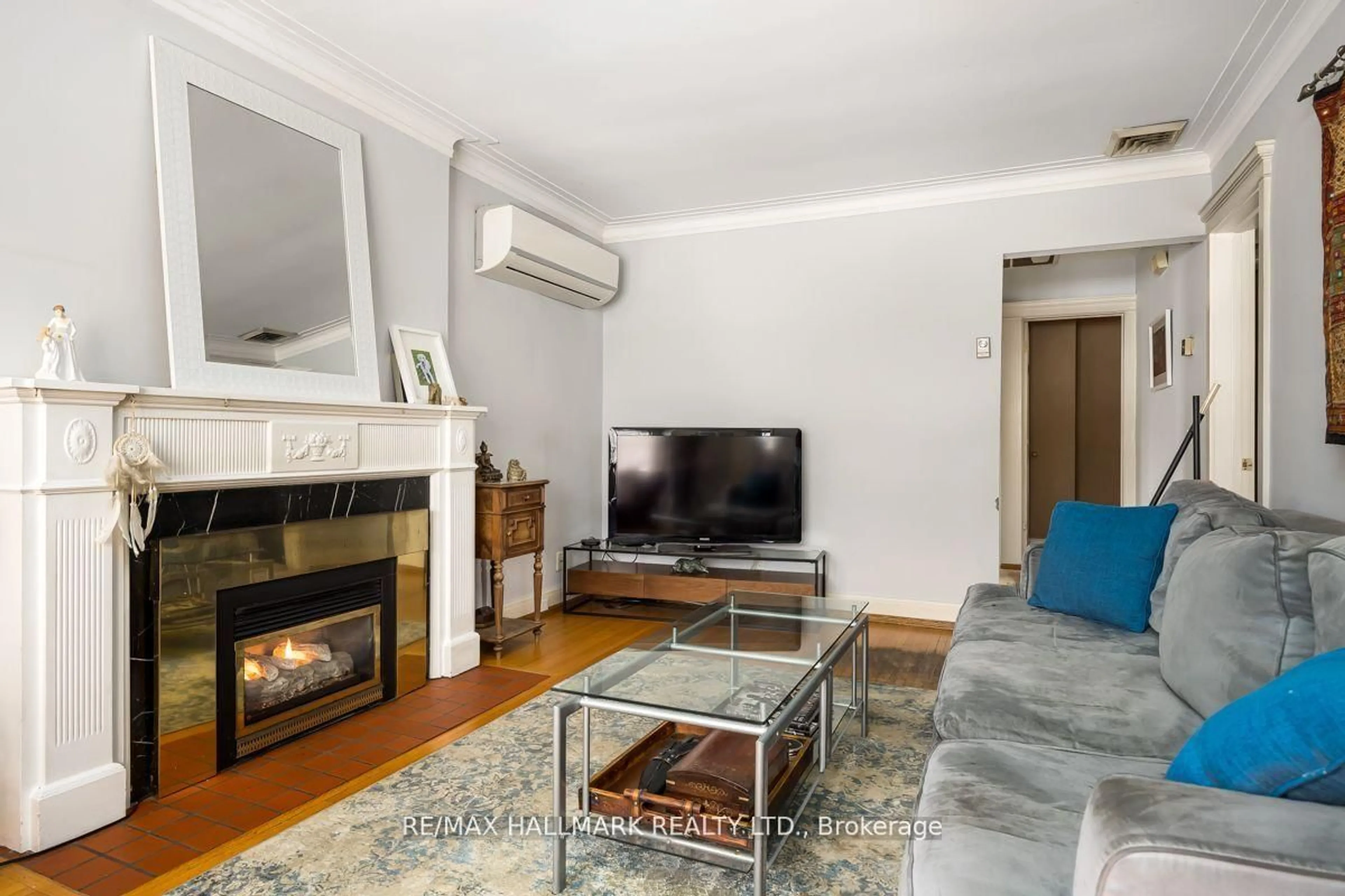 Living room with furniture, wood/laminate floor for 22 Airley Cres, Toronto Ontario M4K 4H6