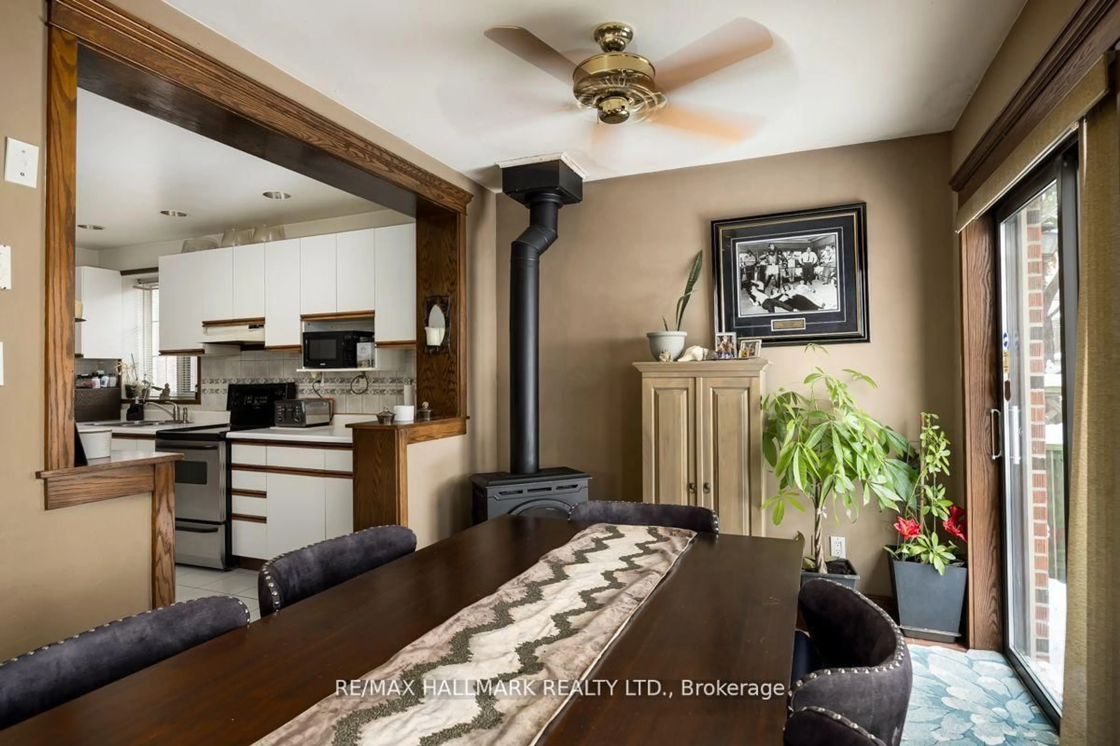 Open concept kitchen, unknown for 22 Airley Cres, Toronto Ontario M4K 4H6