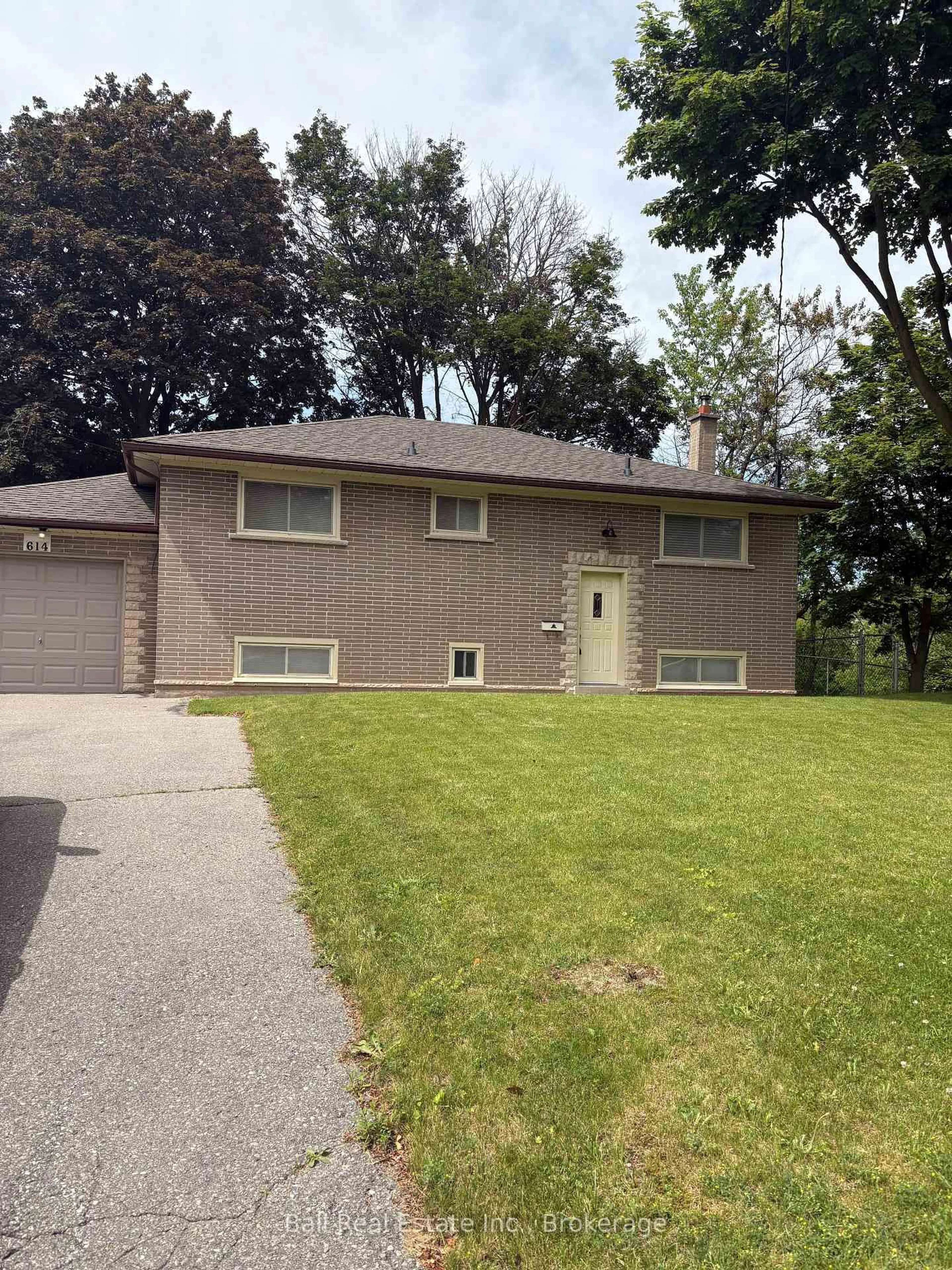 Home with vinyl exterior material, street for 614 Lansdowne Dr, Oshawa Ontario L1G 1W4