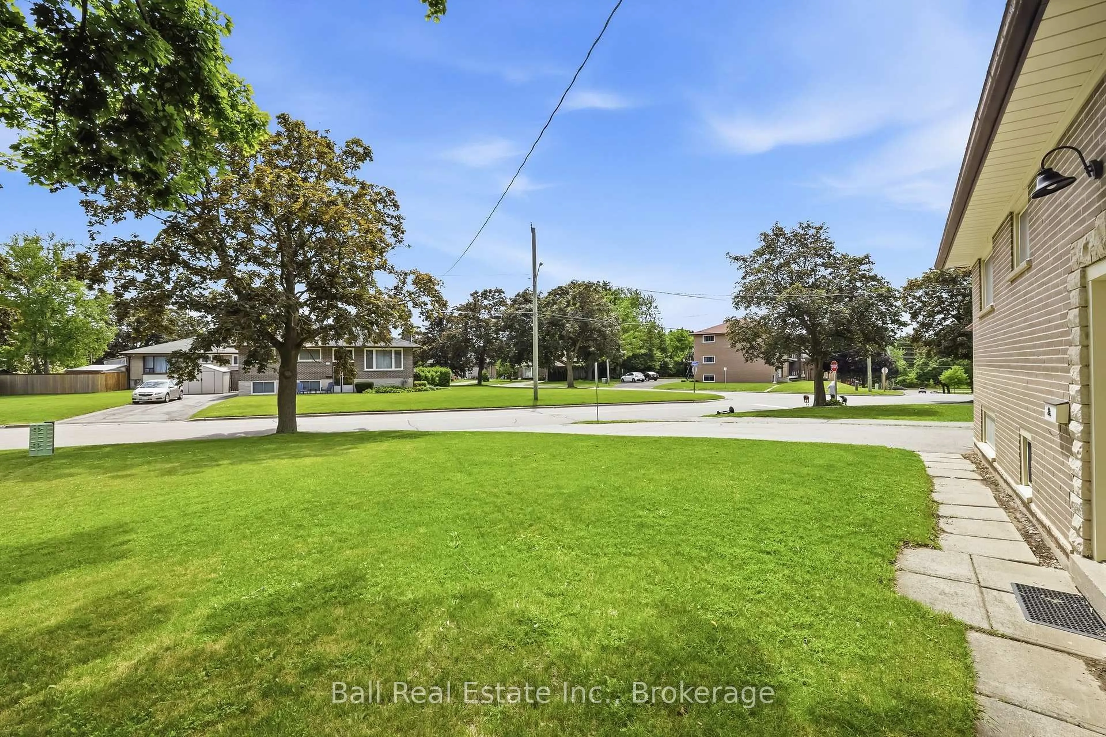 A pic from outside/outdoor area/front of a property/back of a property/a pic from drone, street for 614 Lansdowne Dr, Oshawa Ontario L1G 1W4