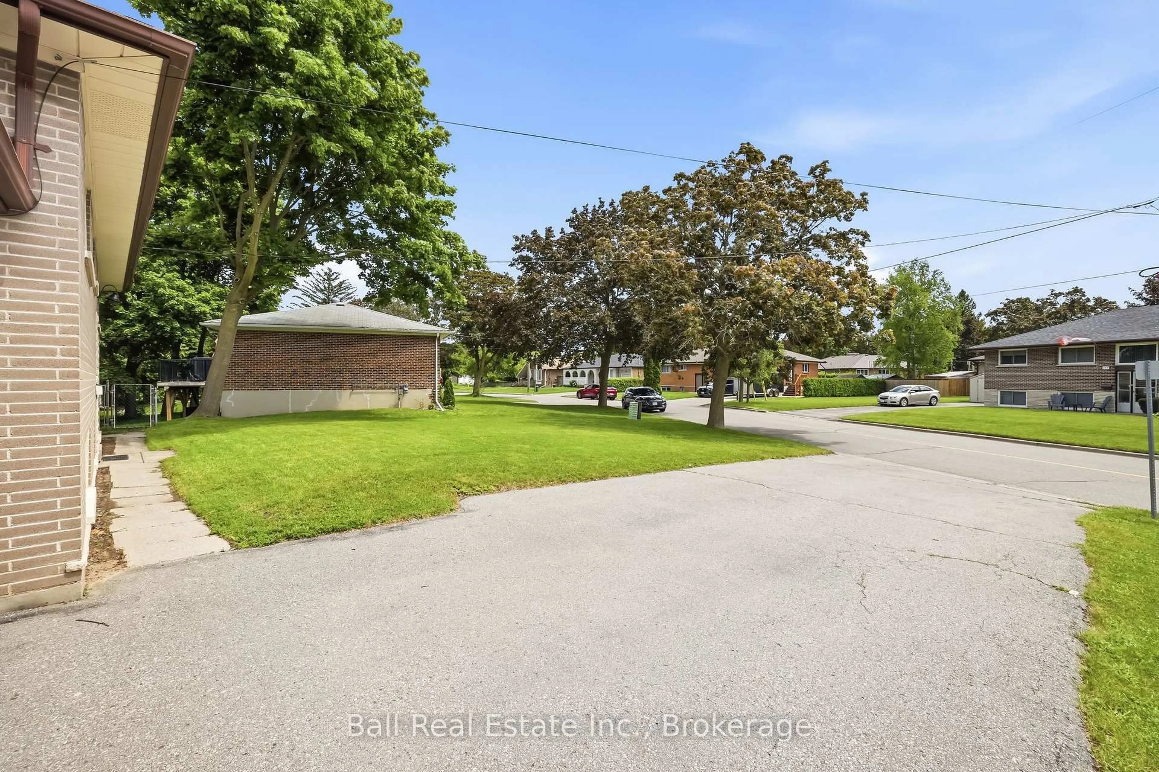A pic from outside/outdoor area/front of a property/back of a property/a pic from drone, street for 614 Lansdowne Dr, Oshawa Ontario L1G 1W4