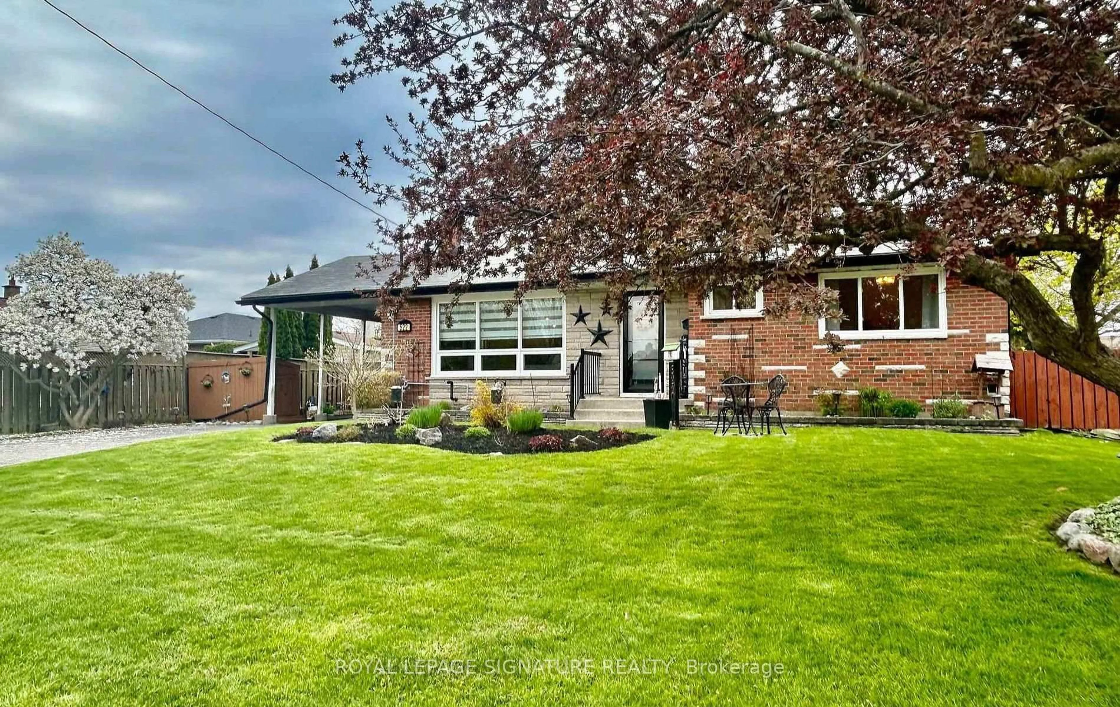 A pic from outside/outdoor area/front of a property/back of a property/a pic from drone, street for 522 Rosmere St, Oshawa Ontario L1J 5H6