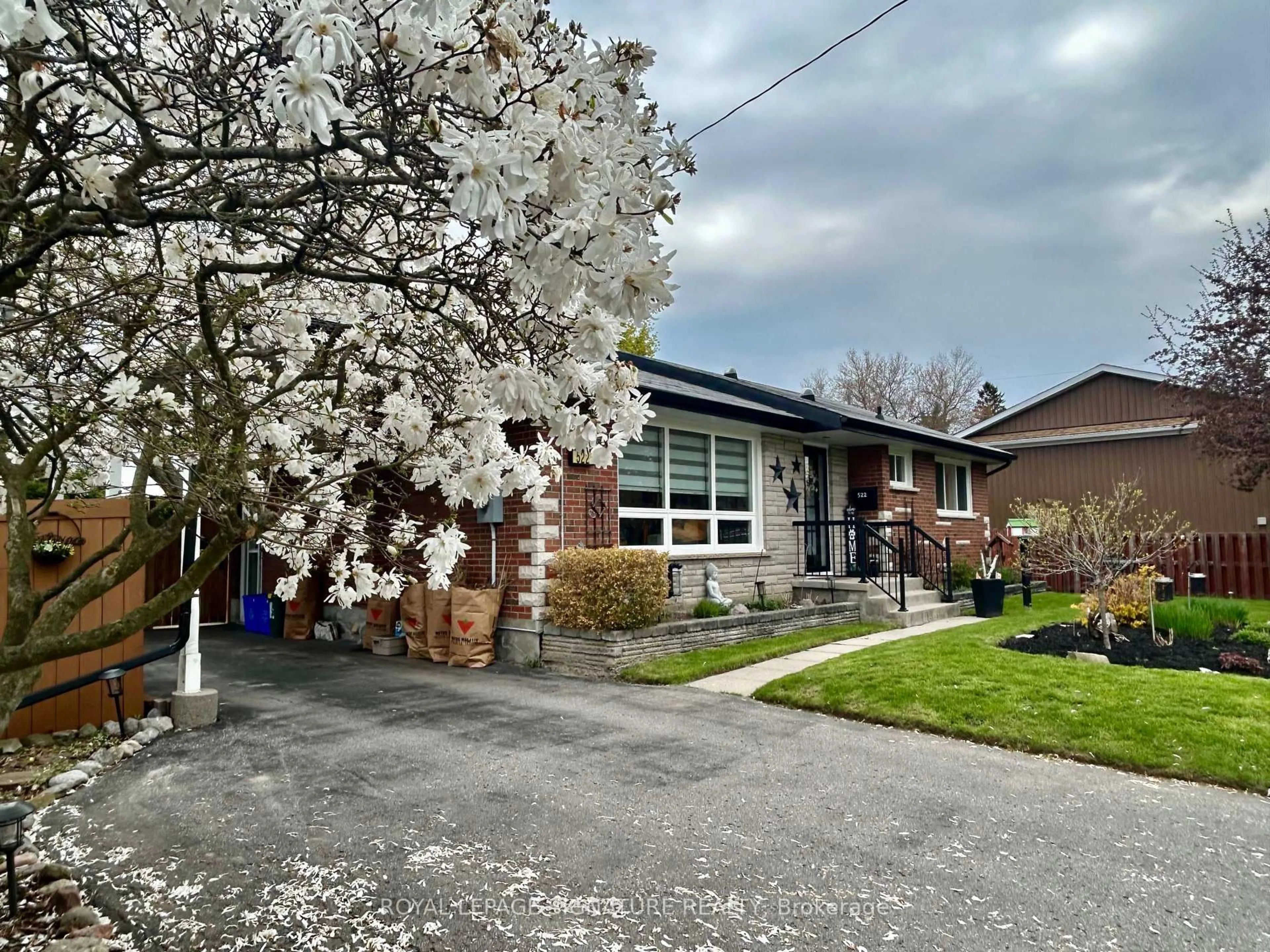 A pic from outside/outdoor area/front of a property/back of a property/a pic from drone, street for 522 Rosmere St, Oshawa Ontario L1J 5H6
