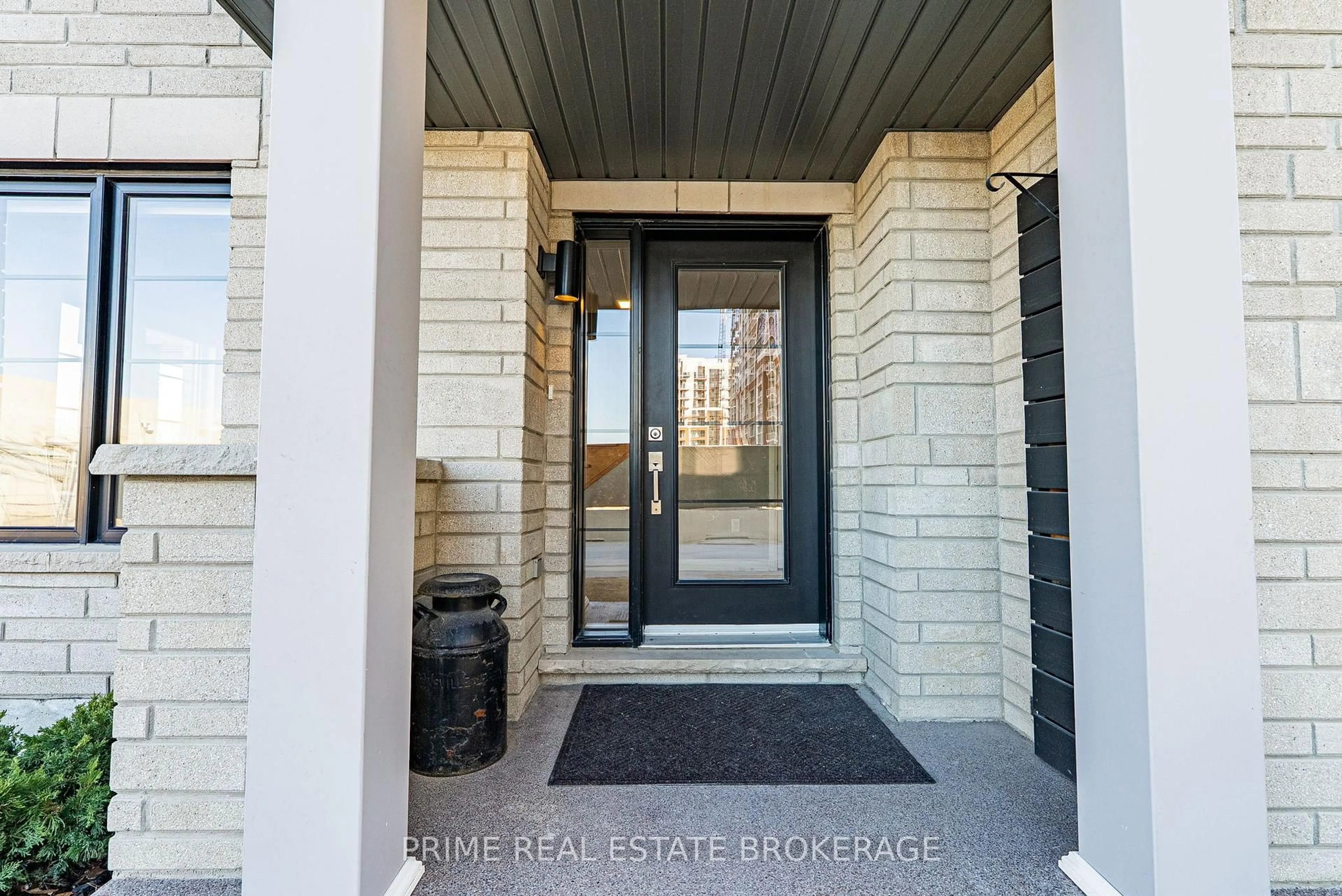 Indoor entryway for 2 King William Way, Clarington Ontario L1C 7E8
