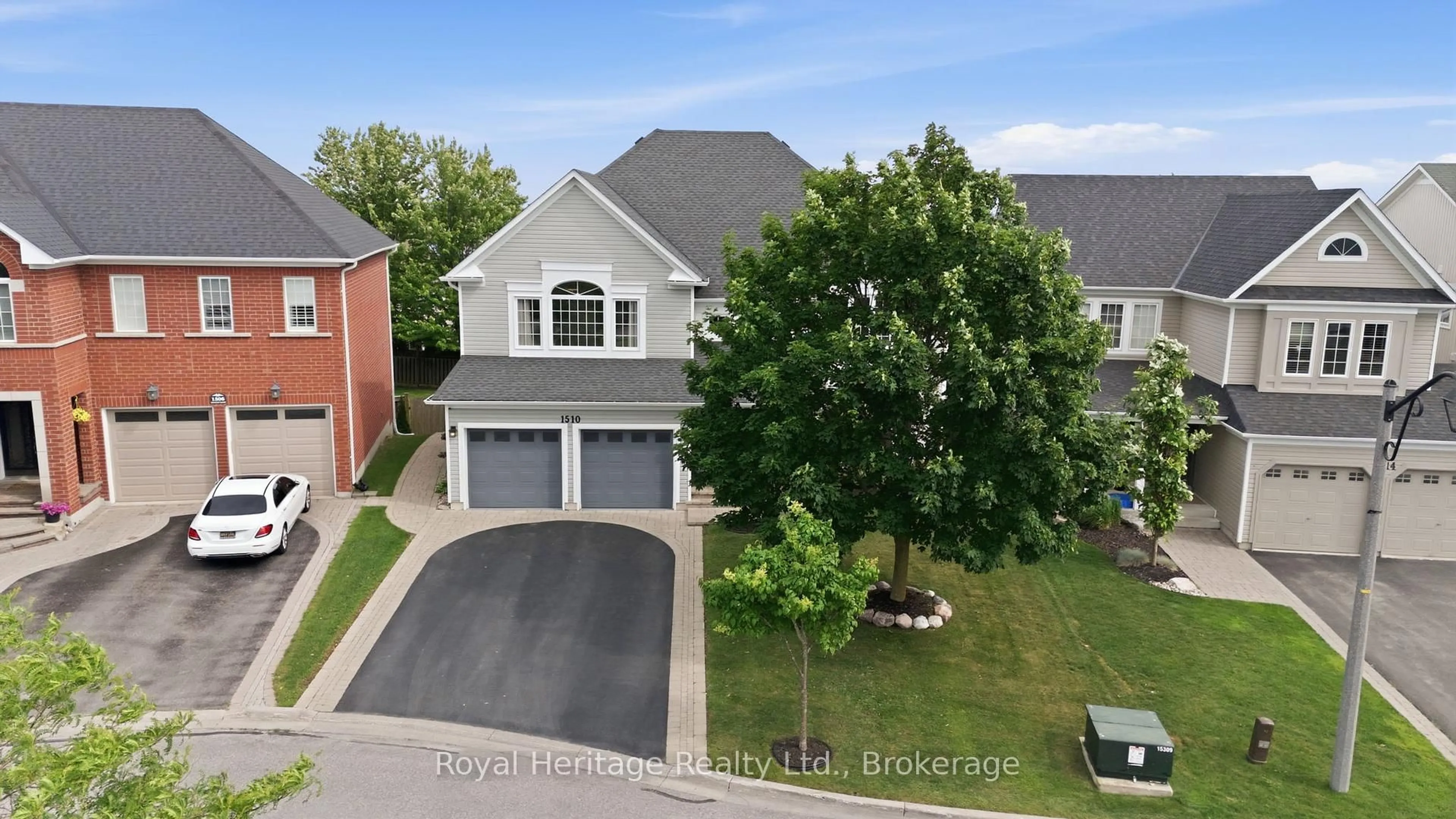 A pic from outside/outdoor area/front of a property/back of a property/a pic from drone, street for 1510 Spencely Crt, Oshawa Ontario L1K 0A8