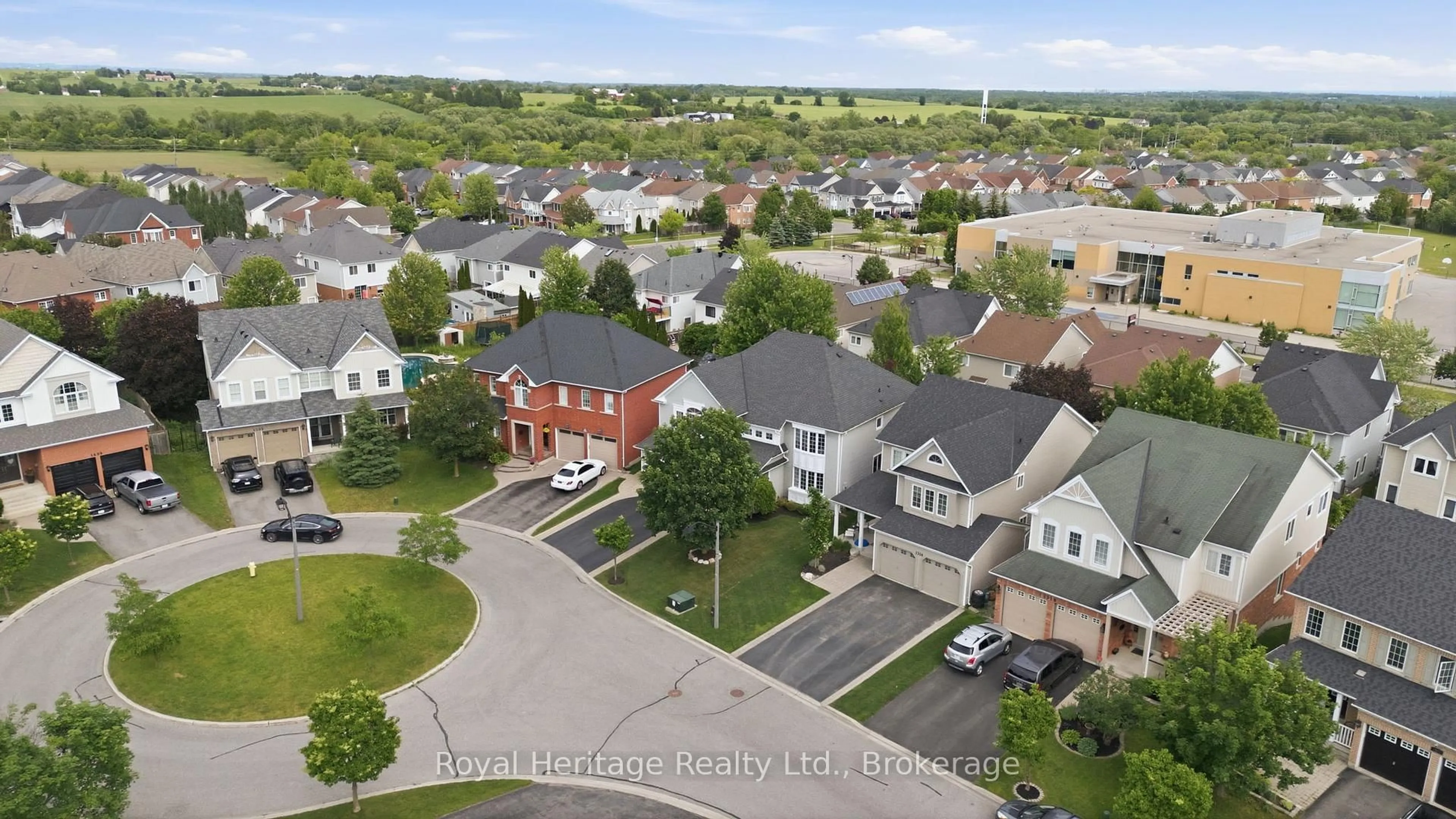 A pic from outside/outdoor area/front of a property/back of a property/a pic from drone, street for 1510 Spencely Crt, Oshawa Ontario L1K 0A8