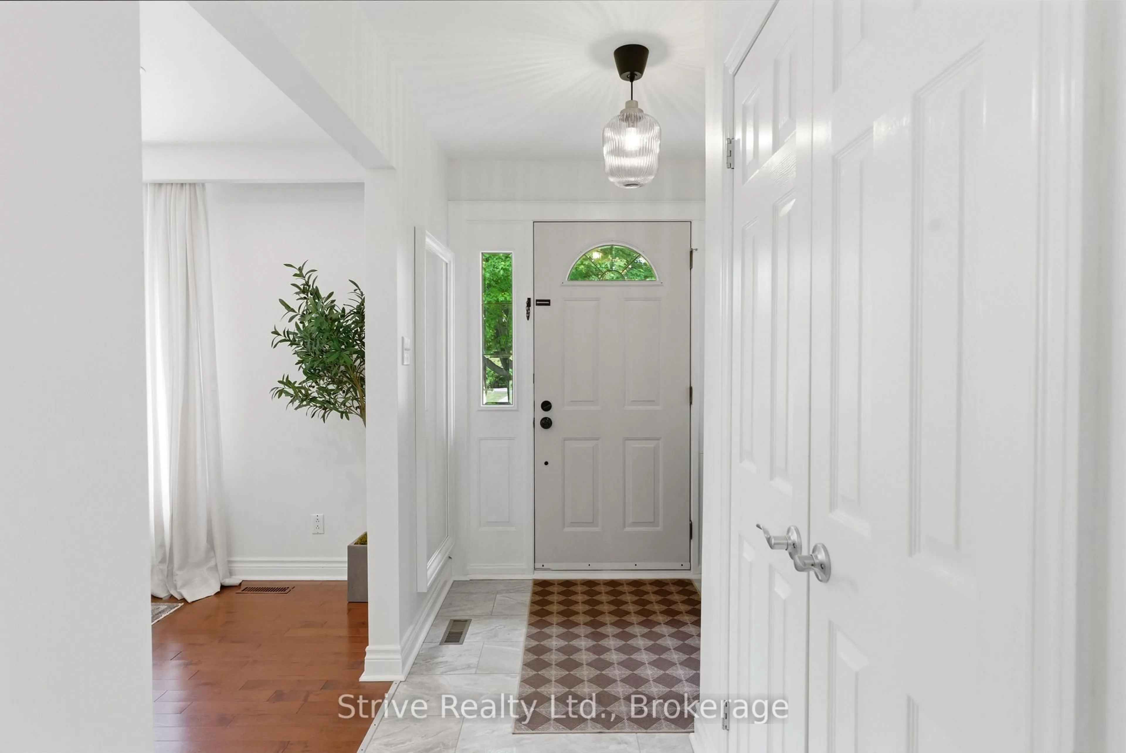 Indoor entryway for 7 Albery Cres, Ajax Ontario L1S 2Y2