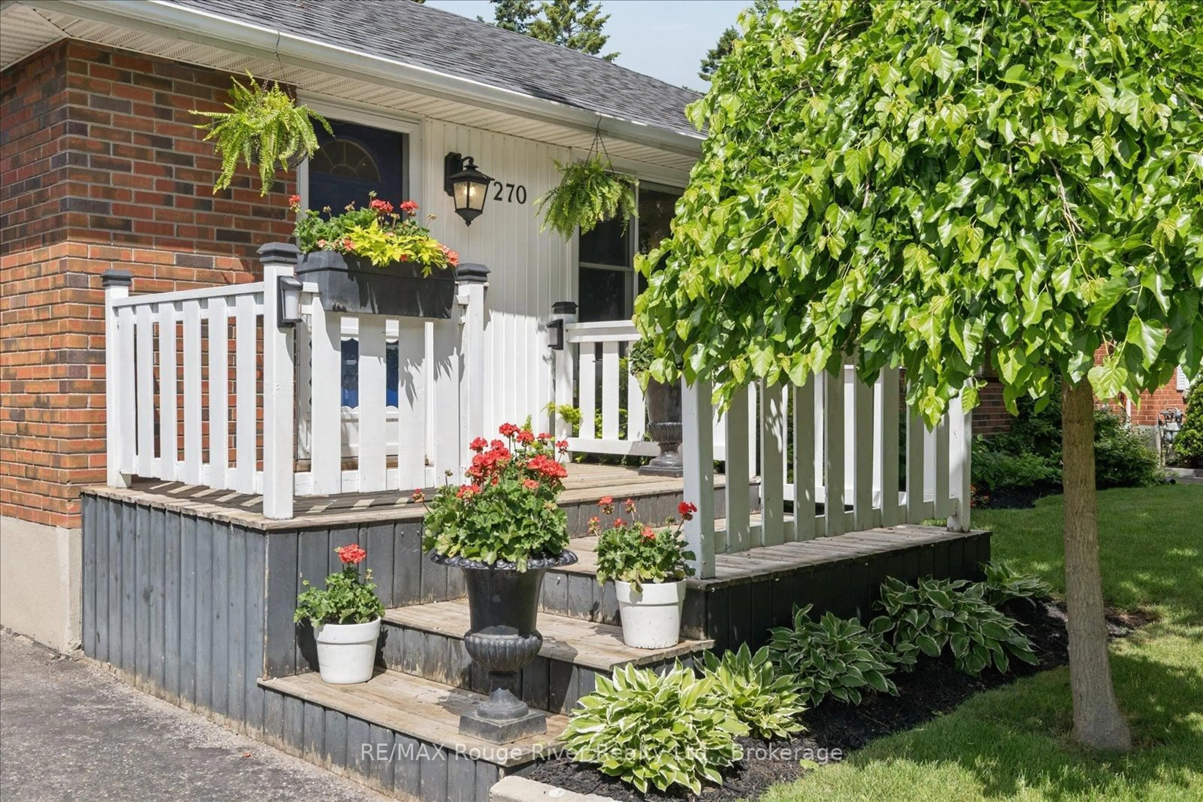 Home with vinyl exterior material, street for 270 Windsor St, Oshawa Ontario L1H 6G6