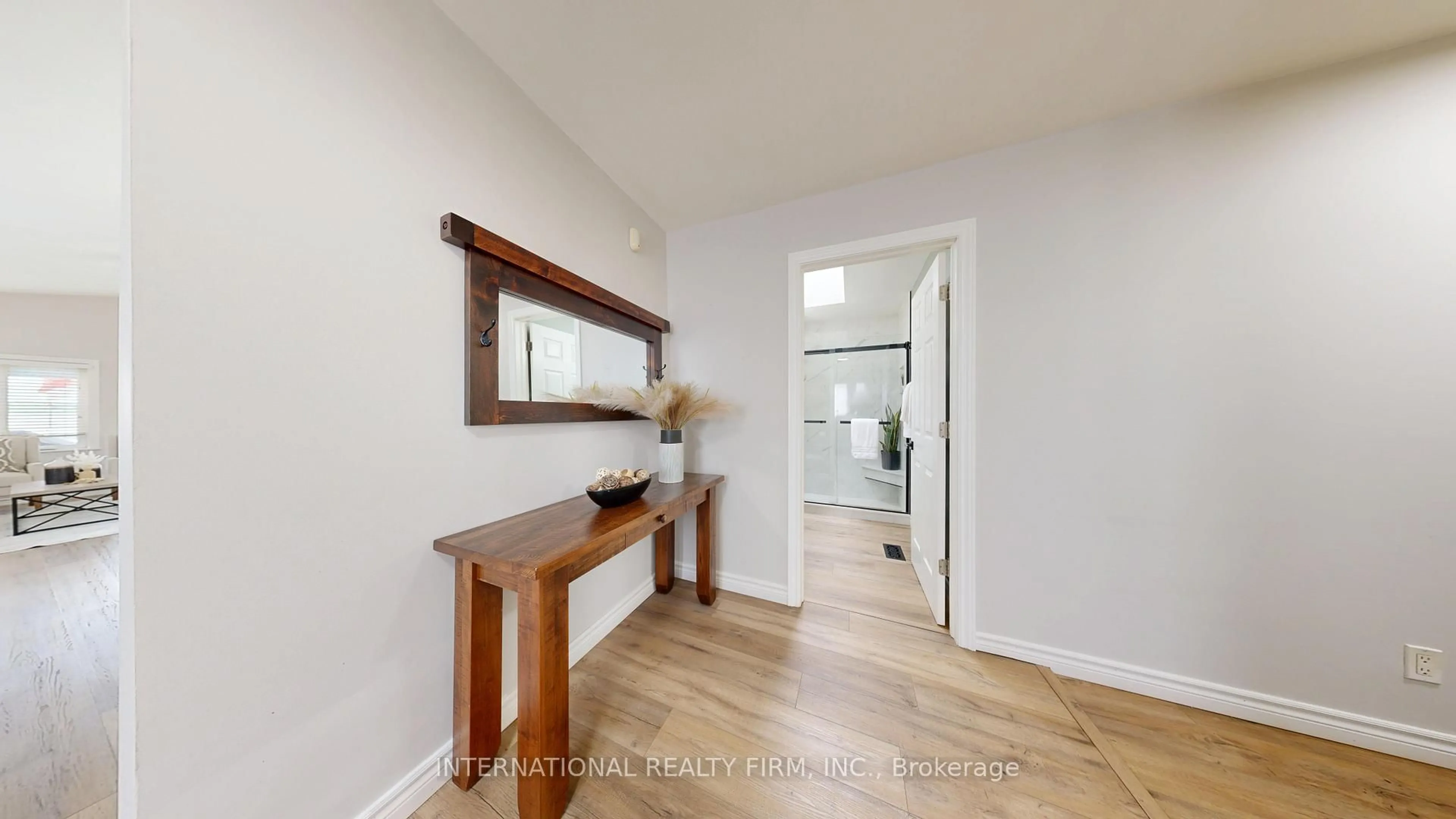 Indoor entryway for 356 Platten Blvd, Scugog Ontario L9L 1B4