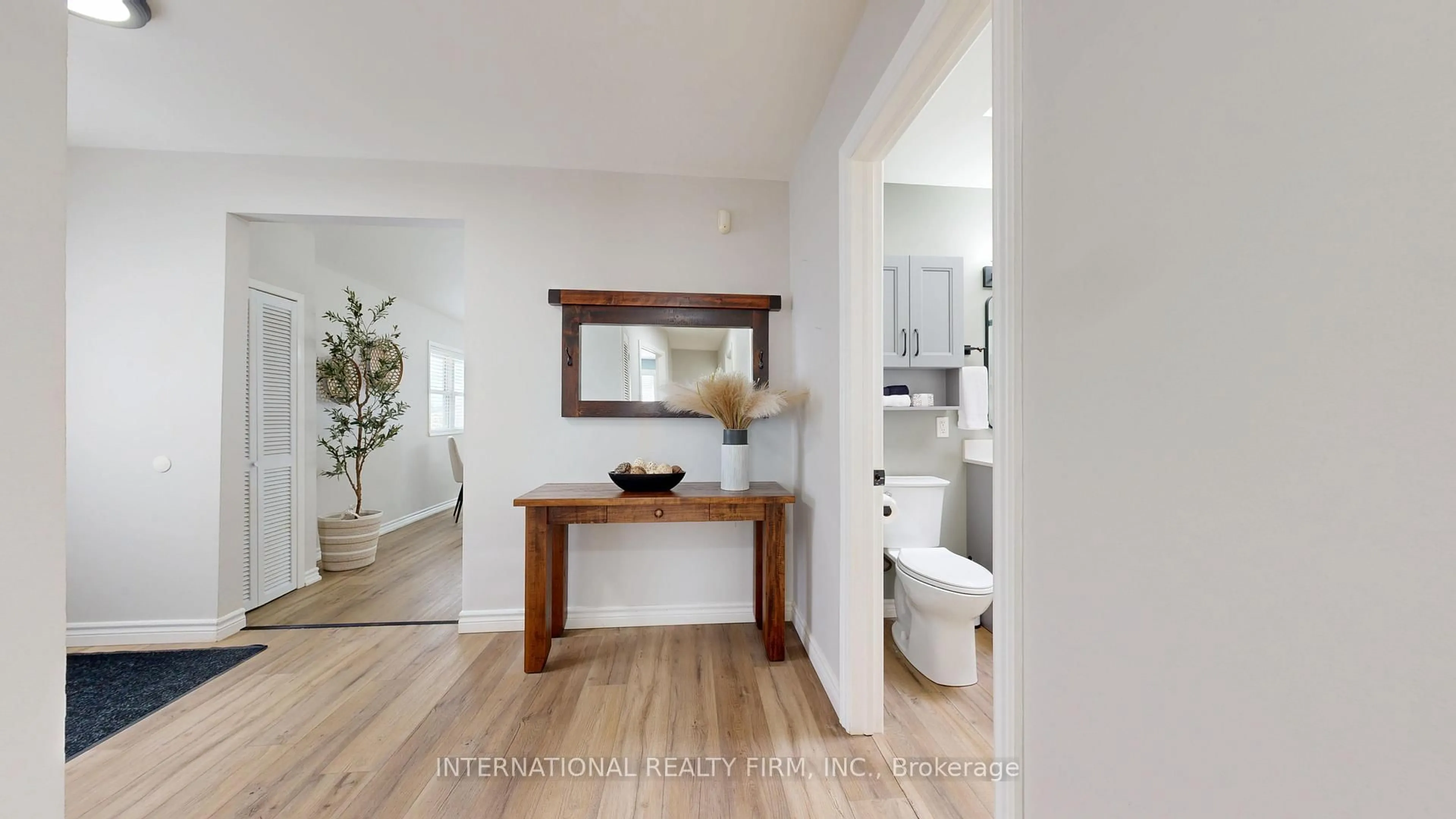 Indoor entryway for 356 Platten Blvd, Scugog Ontario L9L 1B4
