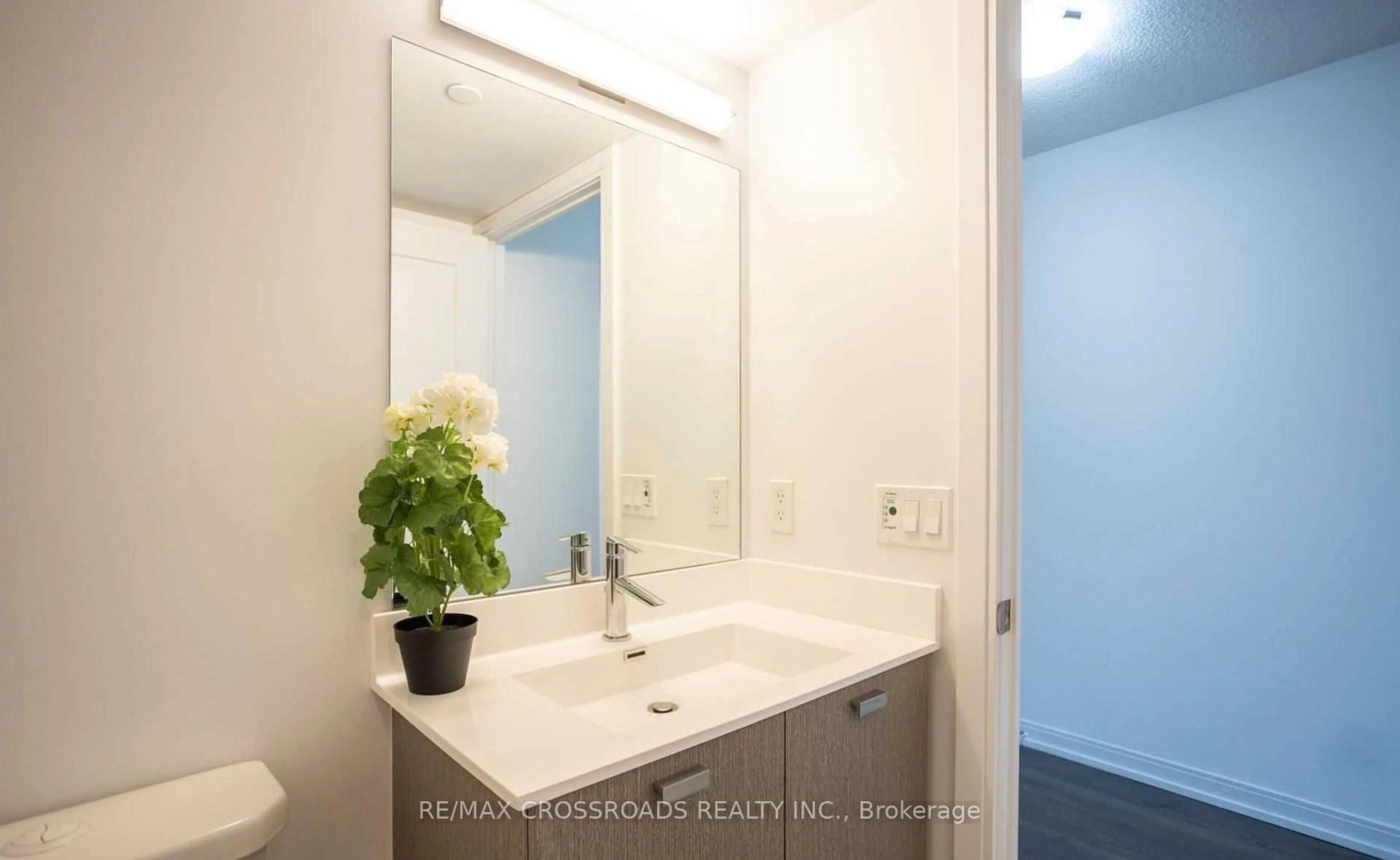 Standard bathroom, ceramic/tile floor for 275 Village Green Sq #525, Toronto Ontario M1S 0L8
