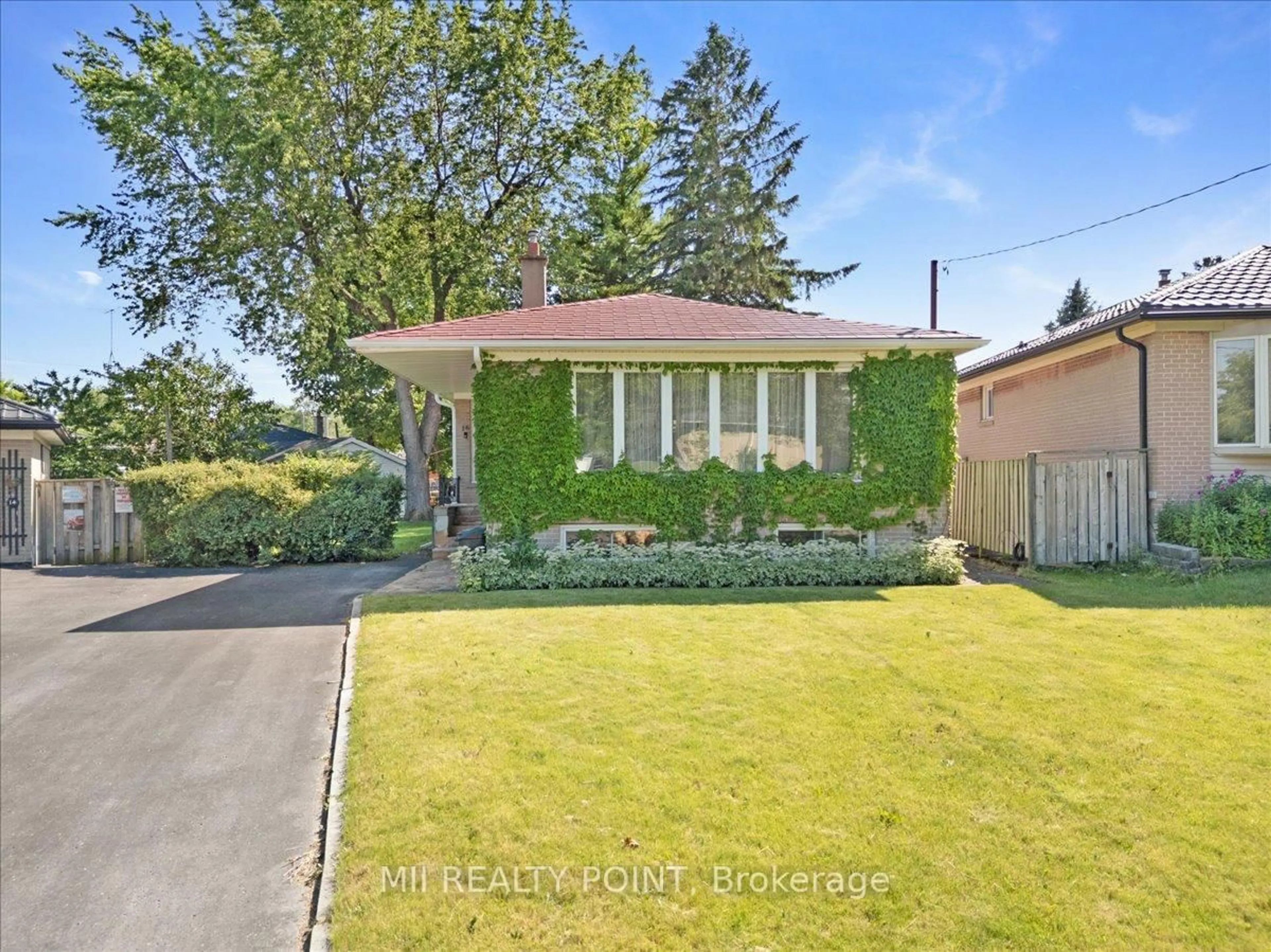A pic from outside/outdoor area/front of a property/back of a property/a pic from drone, street for 16 Jeffton Cres, Toronto Ontario M1G 2R5