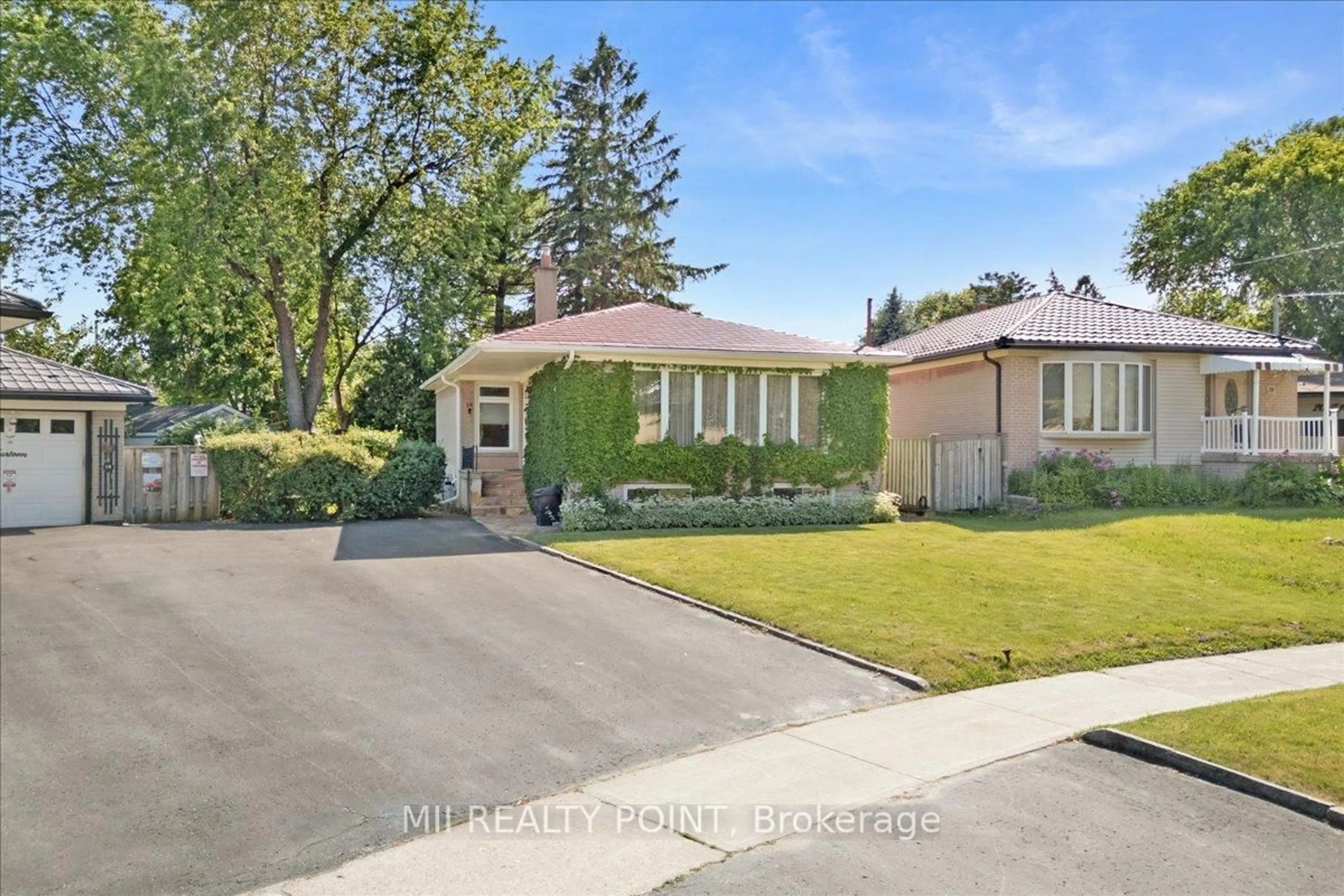 A pic from outside/outdoor area/front of a property/back of a property/a pic from drone, street for 16 Jeffton Cres, Toronto Ontario M1G 2R5