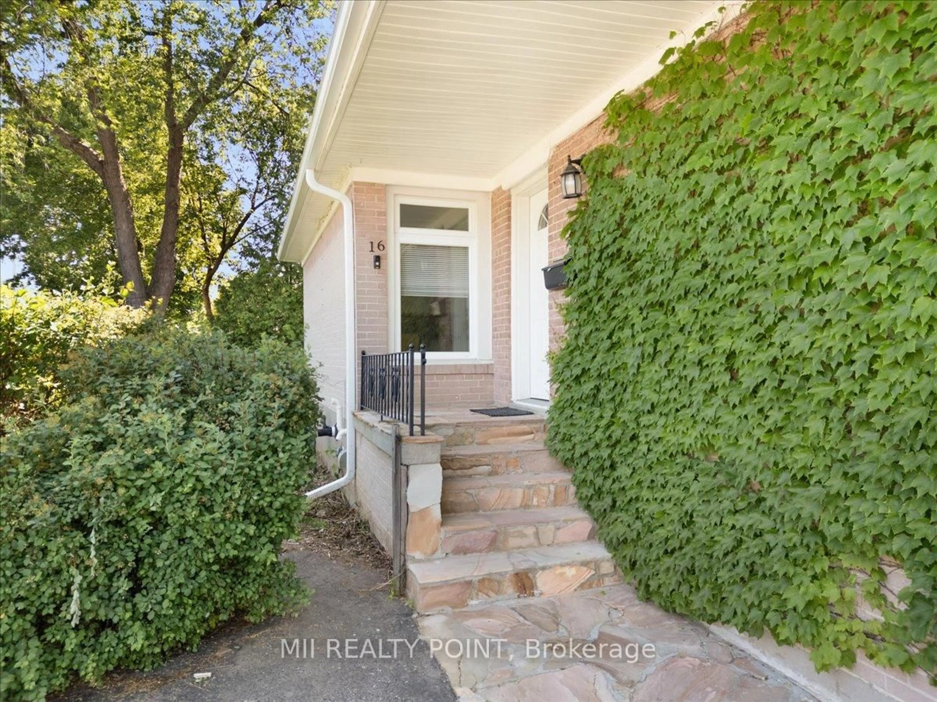 Indoor entryway for 16 Jeffton Cres, Toronto Ontario M1G 2R5