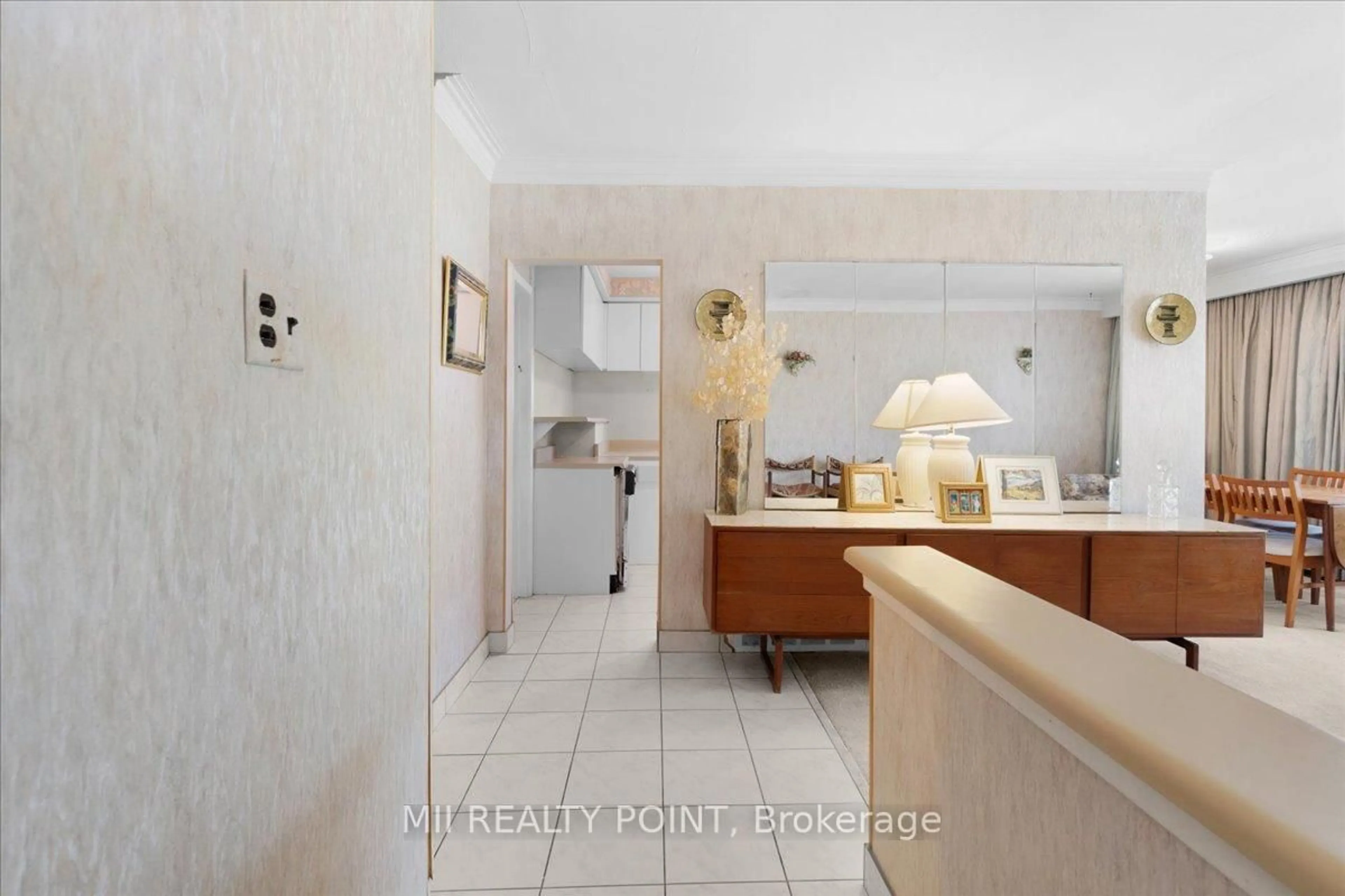 Indoor foyer for 16 Jeffton Cres, Toronto Ontario M1G 2R5