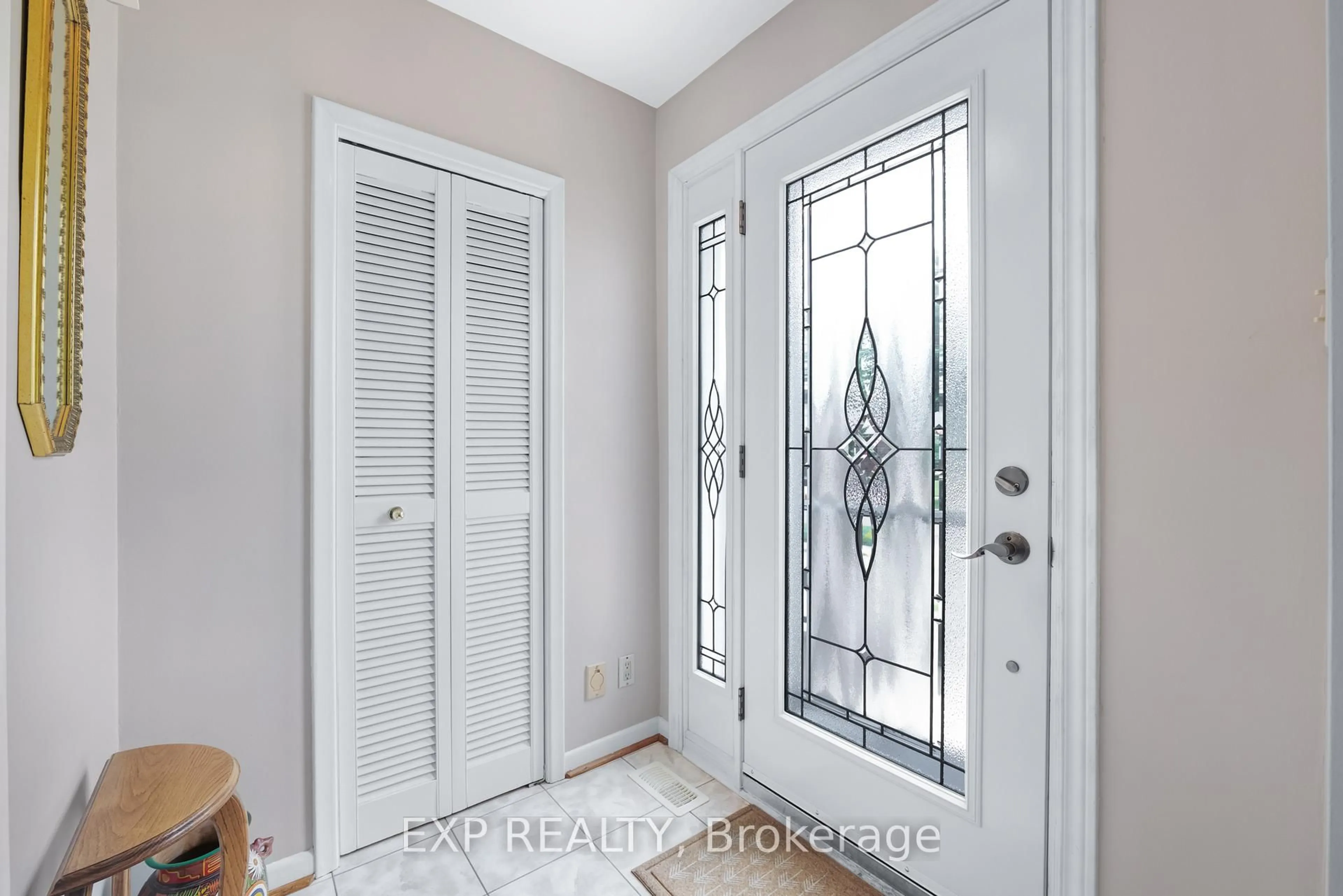 Indoor entryway for 17 Marlena Dr, Toronto Ontario M1E 2Y9