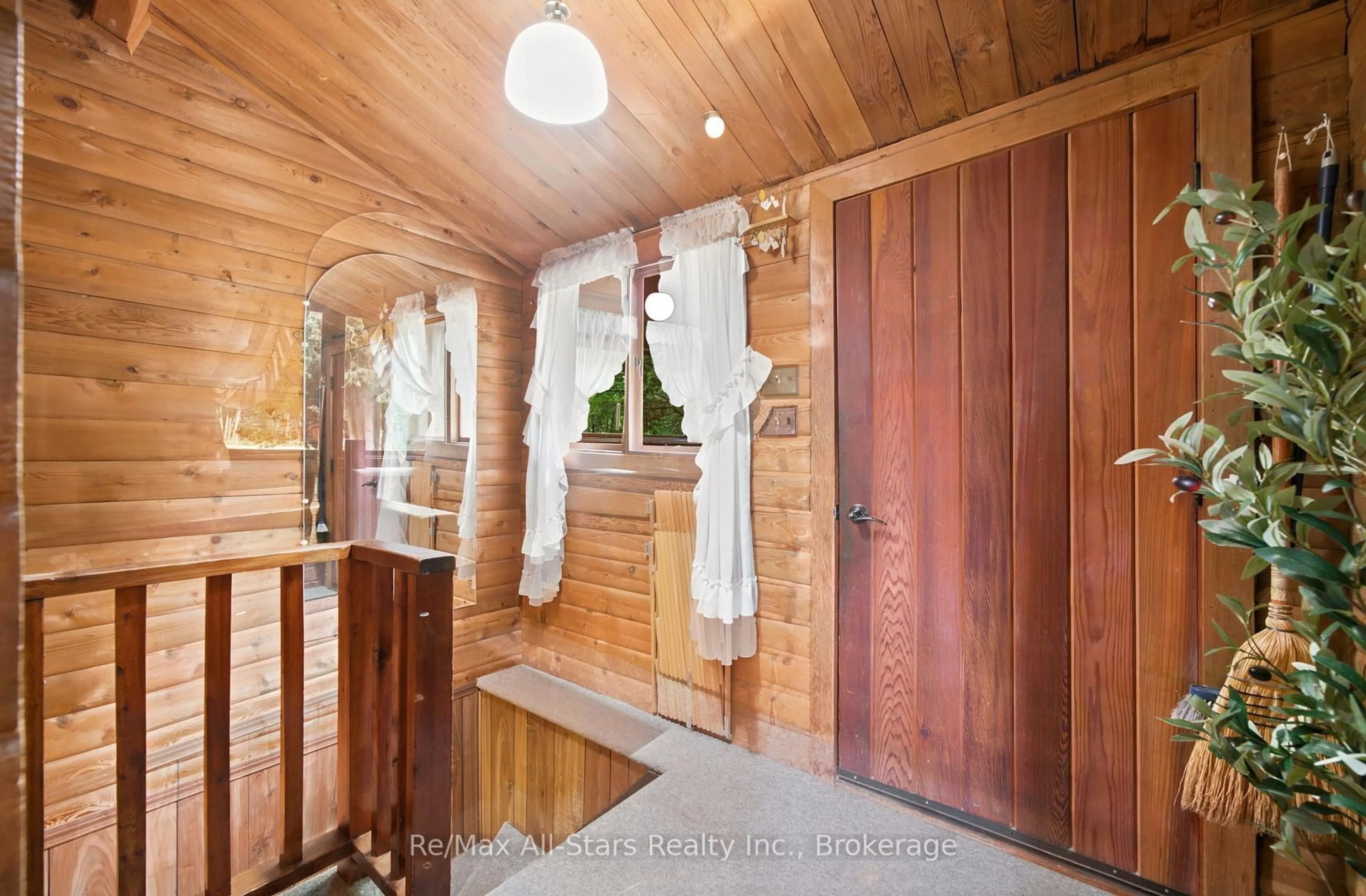 Indoor entryway for 18050 Nesbitt Line, Scugog Ontario L0B 1L0