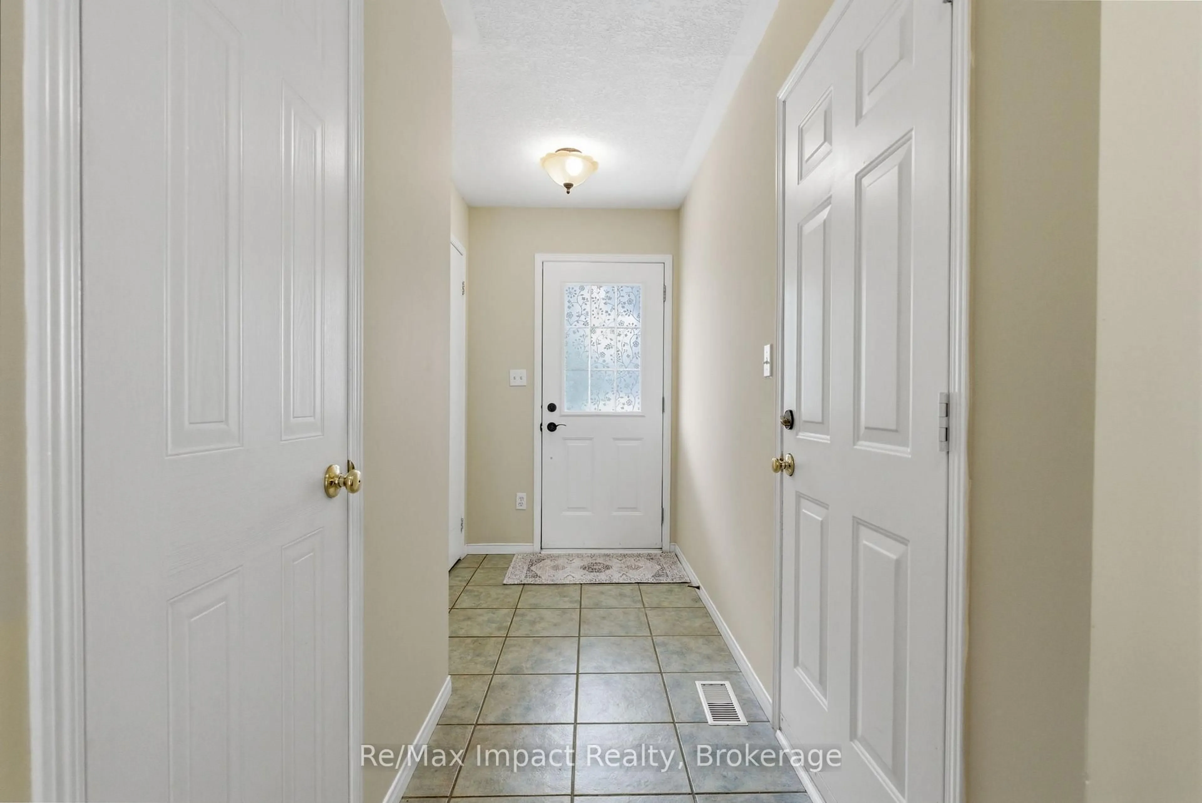 Indoor entryway for 45 Barron Crt, Clarington Ontario L1E 3G2