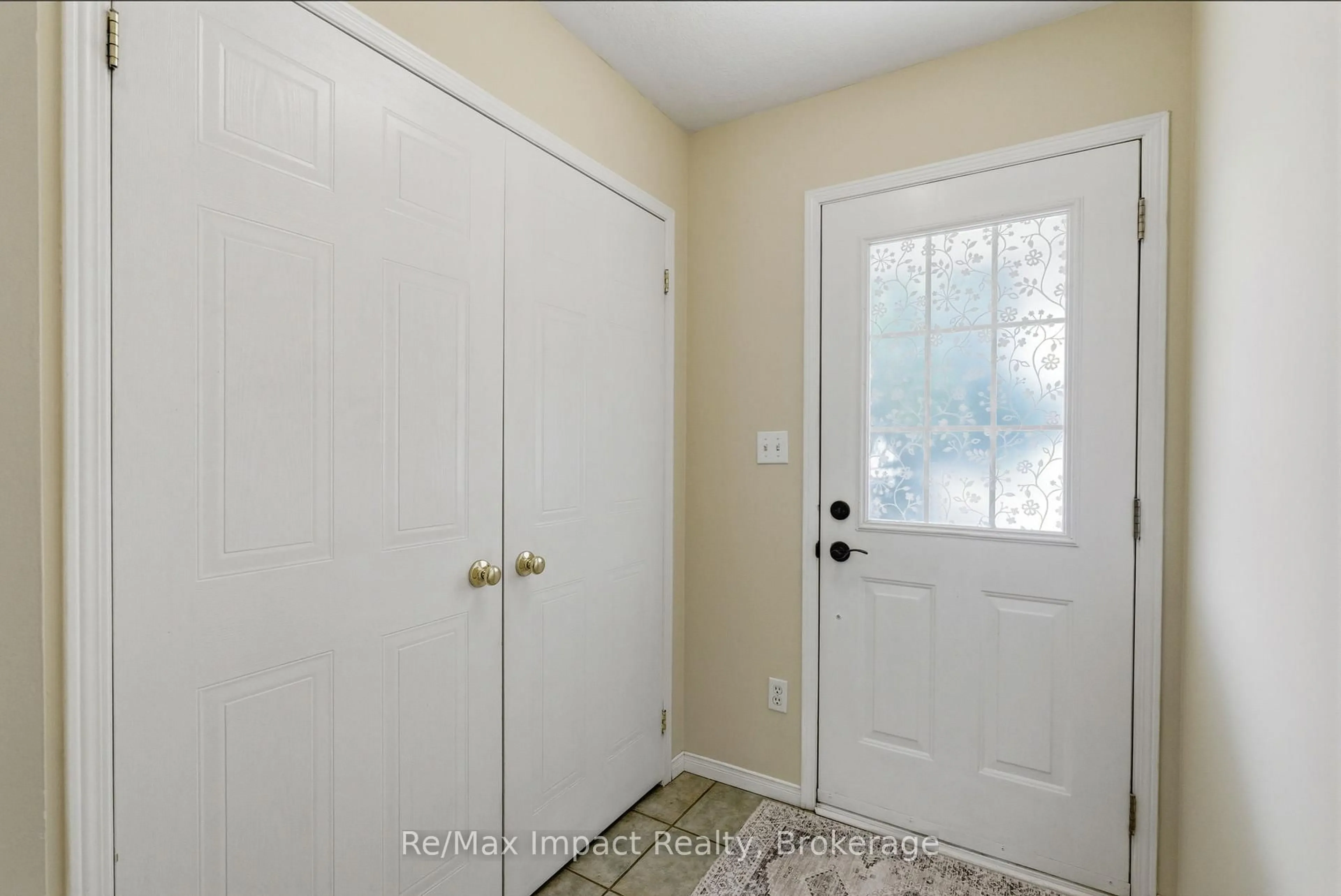 Indoor entryway for 45 Barron Crt, Clarington Ontario L1E 3G2