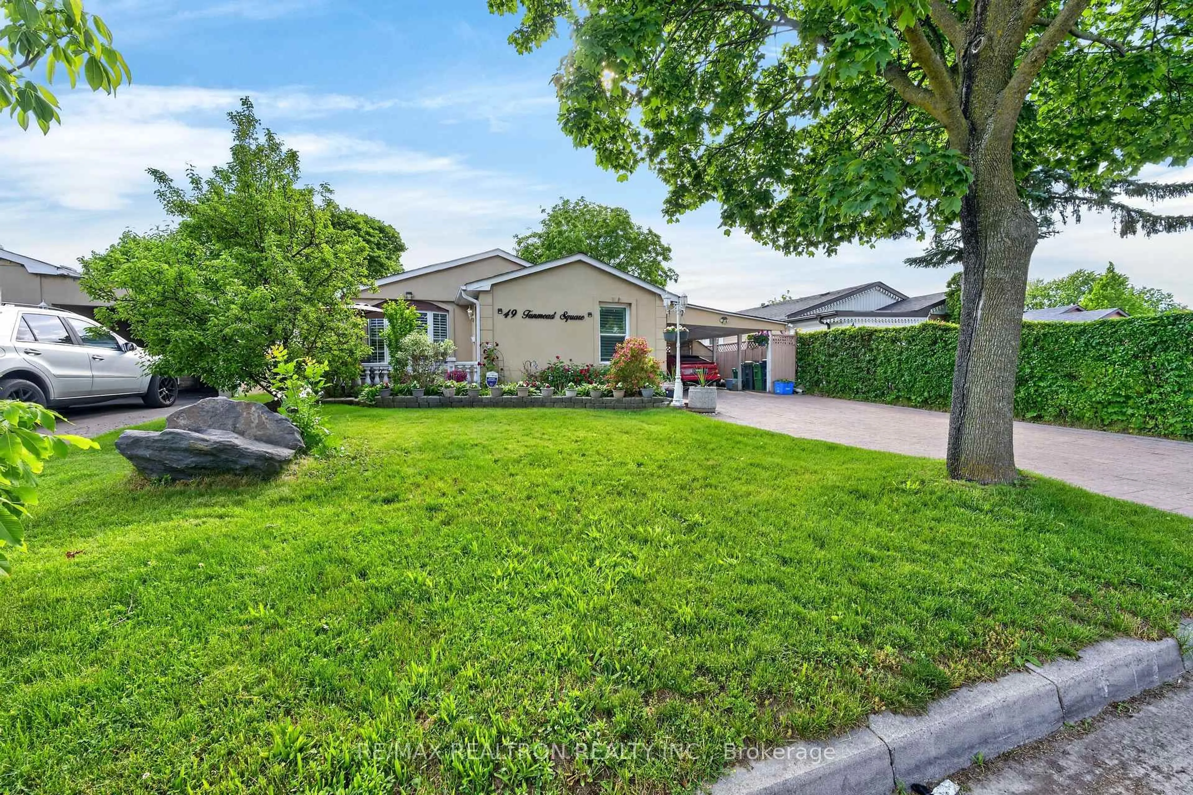 A pic from outside/outdoor area/front of a property/back of a property/a pic from drone, street for 49 Tunmead Sq, Toronto Ontario M1B 1X1