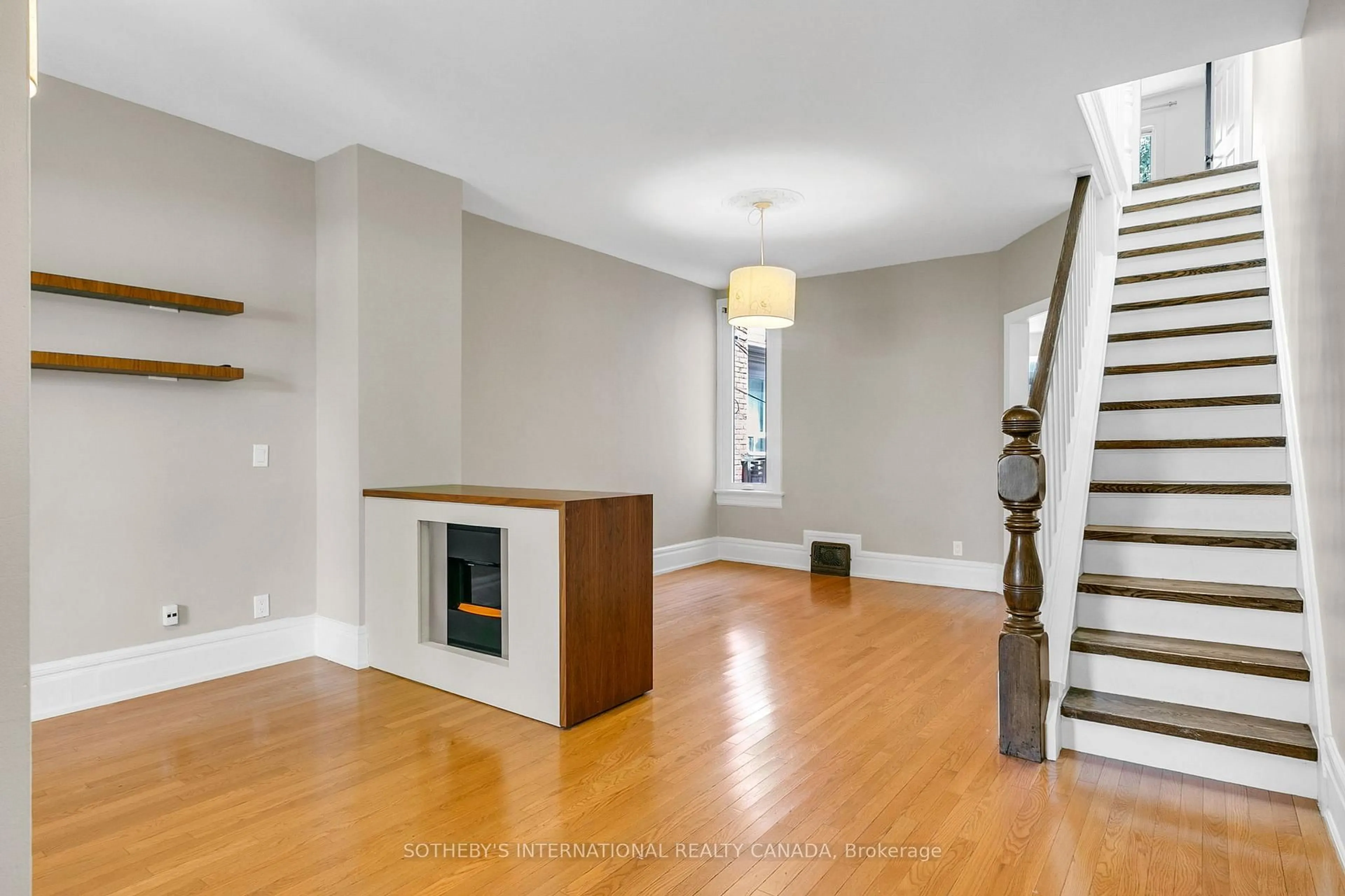 Unknown for 221 Booth Ave, Toronto Ontario M4M 2M6