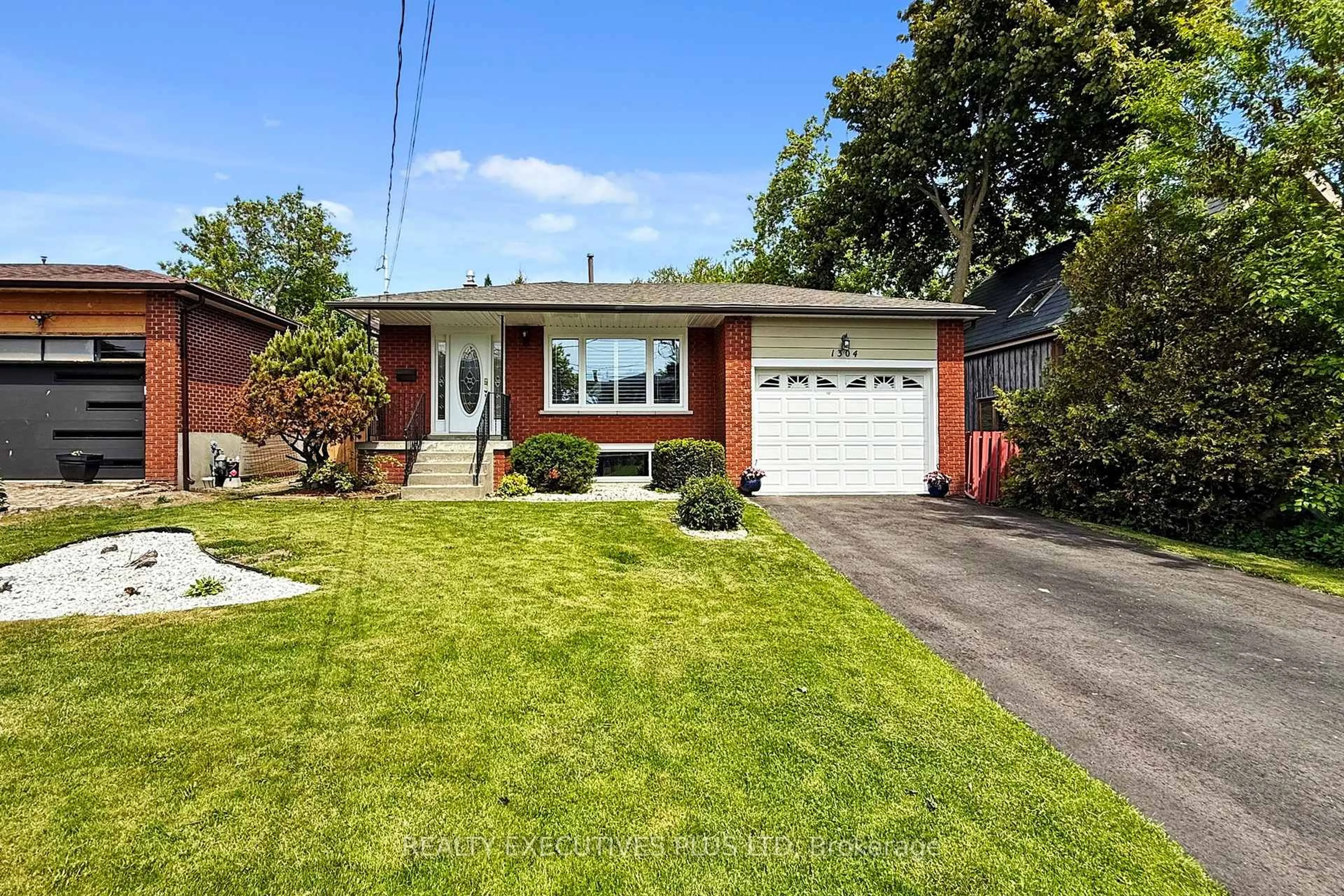 Unknown for 1304 Wharf St, Pickering Ontario L1W 1A4
