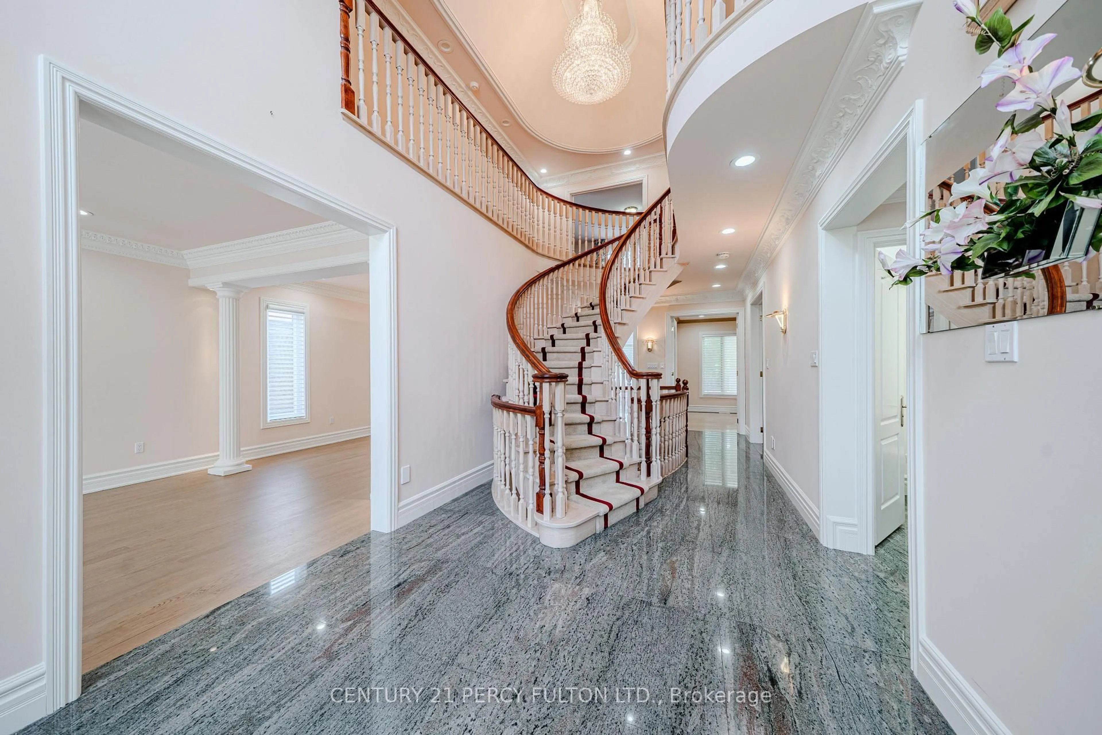Indoor foyer for 53 Linwood Ave, Toronto Ontario M1S 1H3
