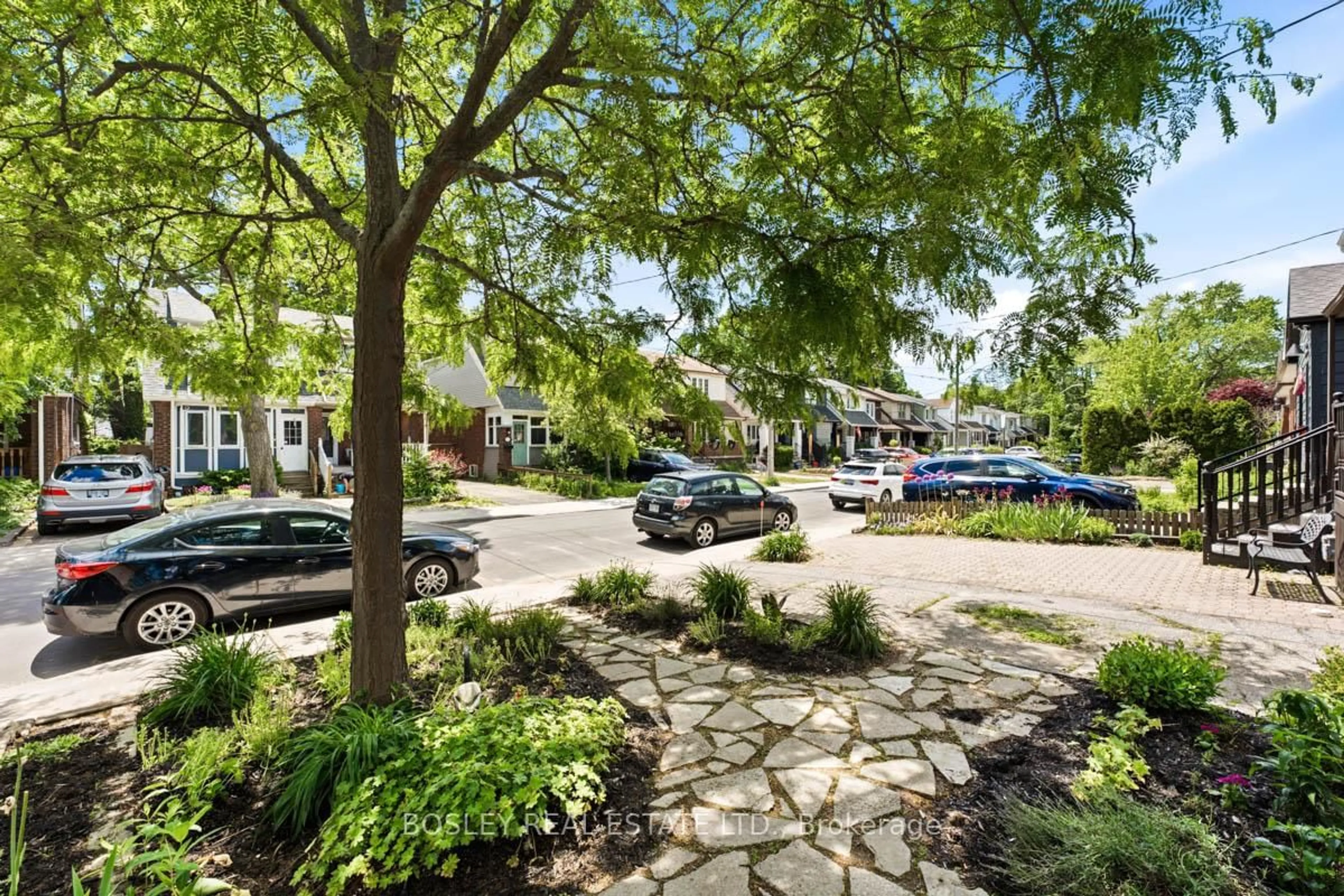 Patio, street for 308 Springdale Blvd, Toronto Ontario M4C 2A2