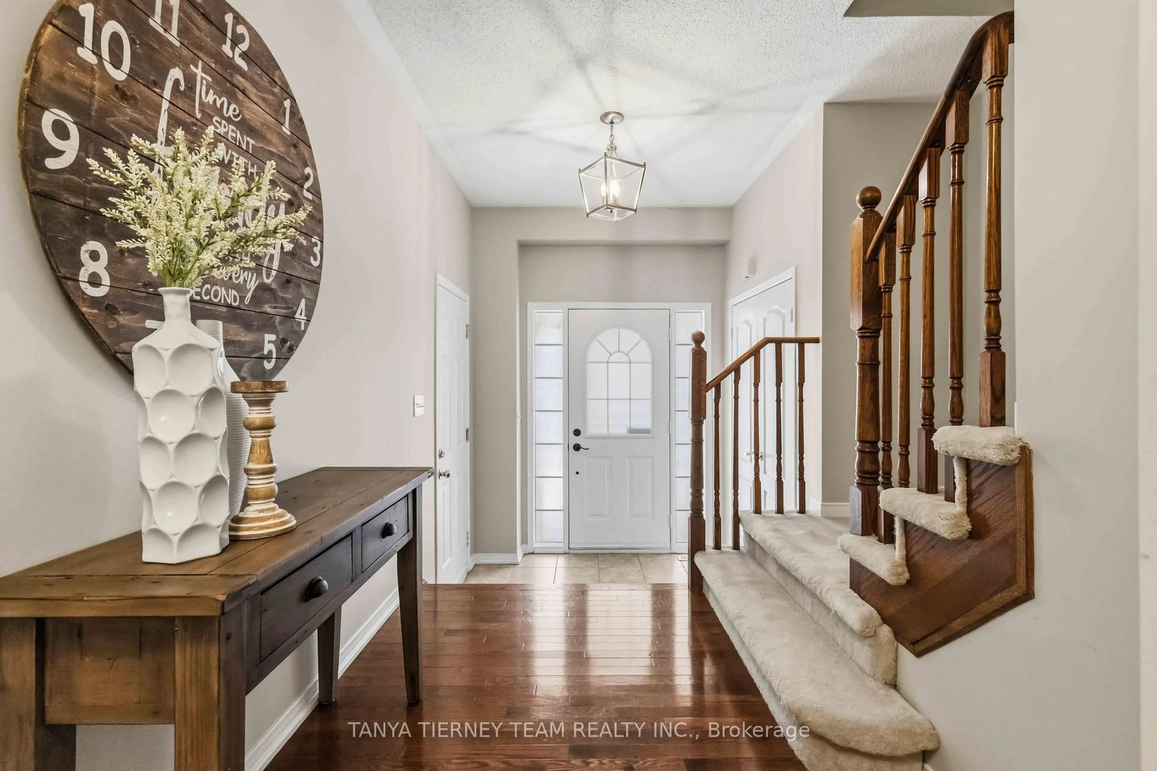 Indoor entryway for 10 Ramona Way, Whitby Ontario L1M 0E9