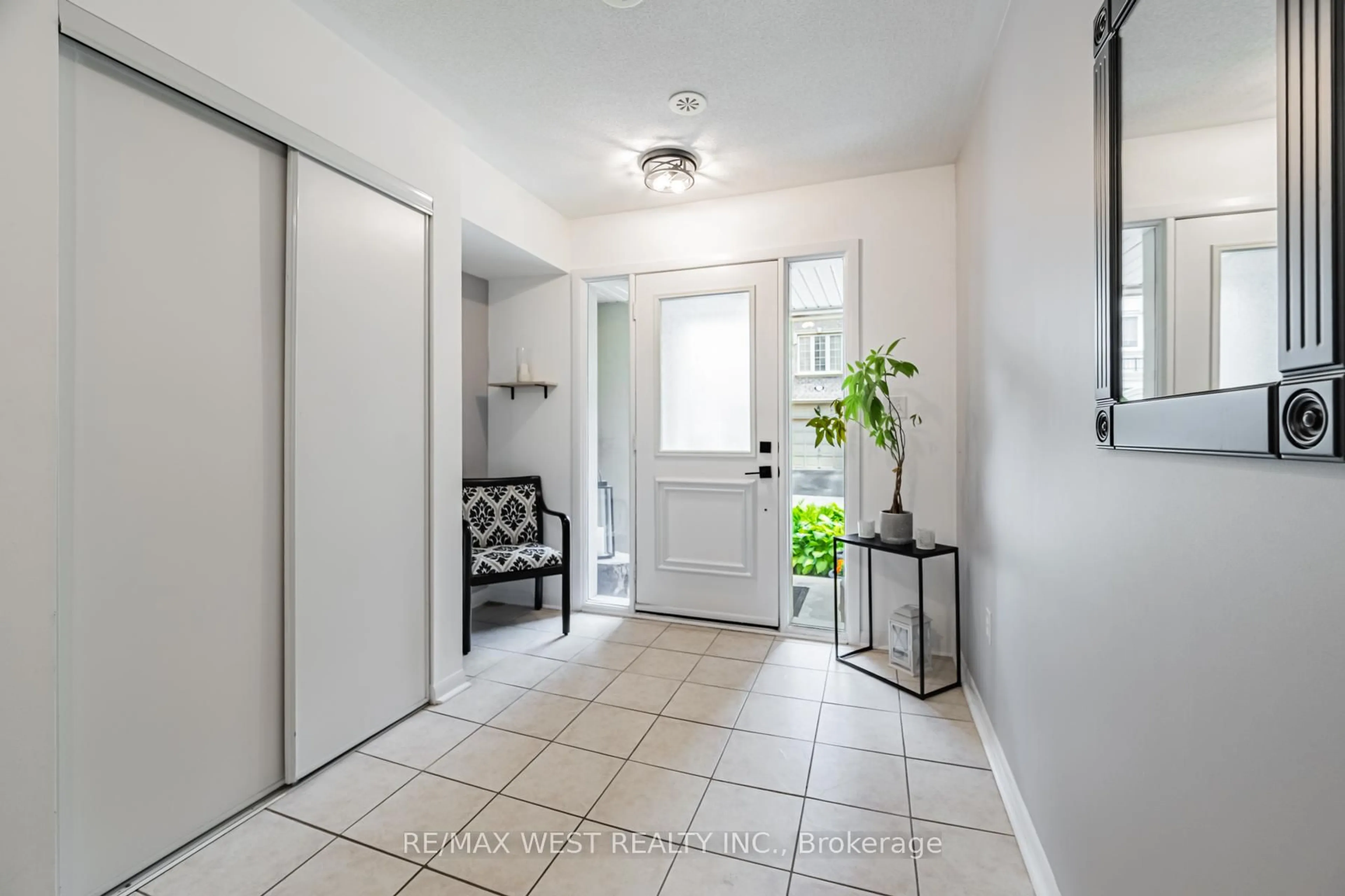 Indoor entryway for 1250 St. Martins Dr #85, Pickering Ontario L1W 0A2