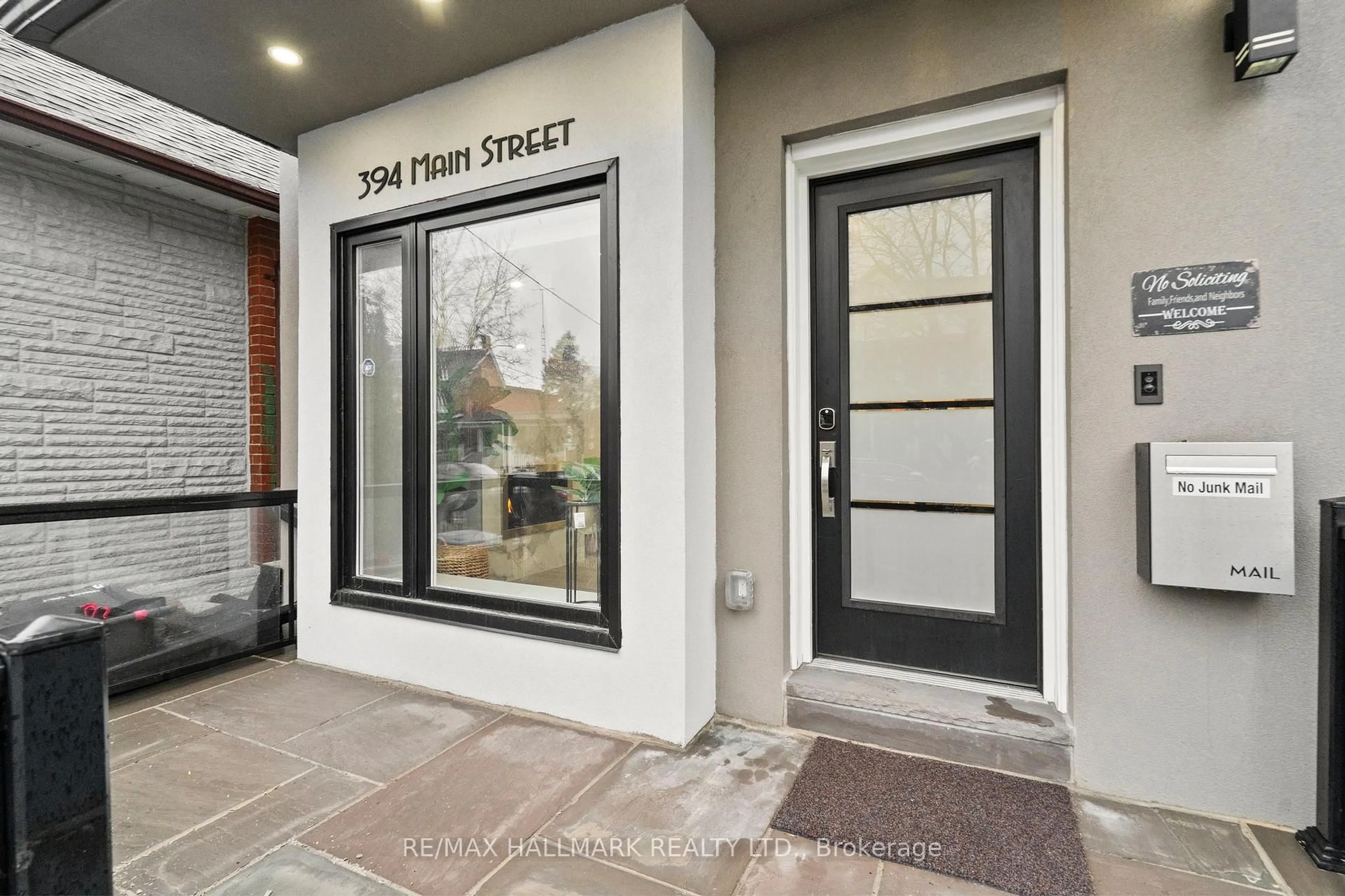 Indoor entryway for 394 Main St, Toronto Ontario M4C 4X8