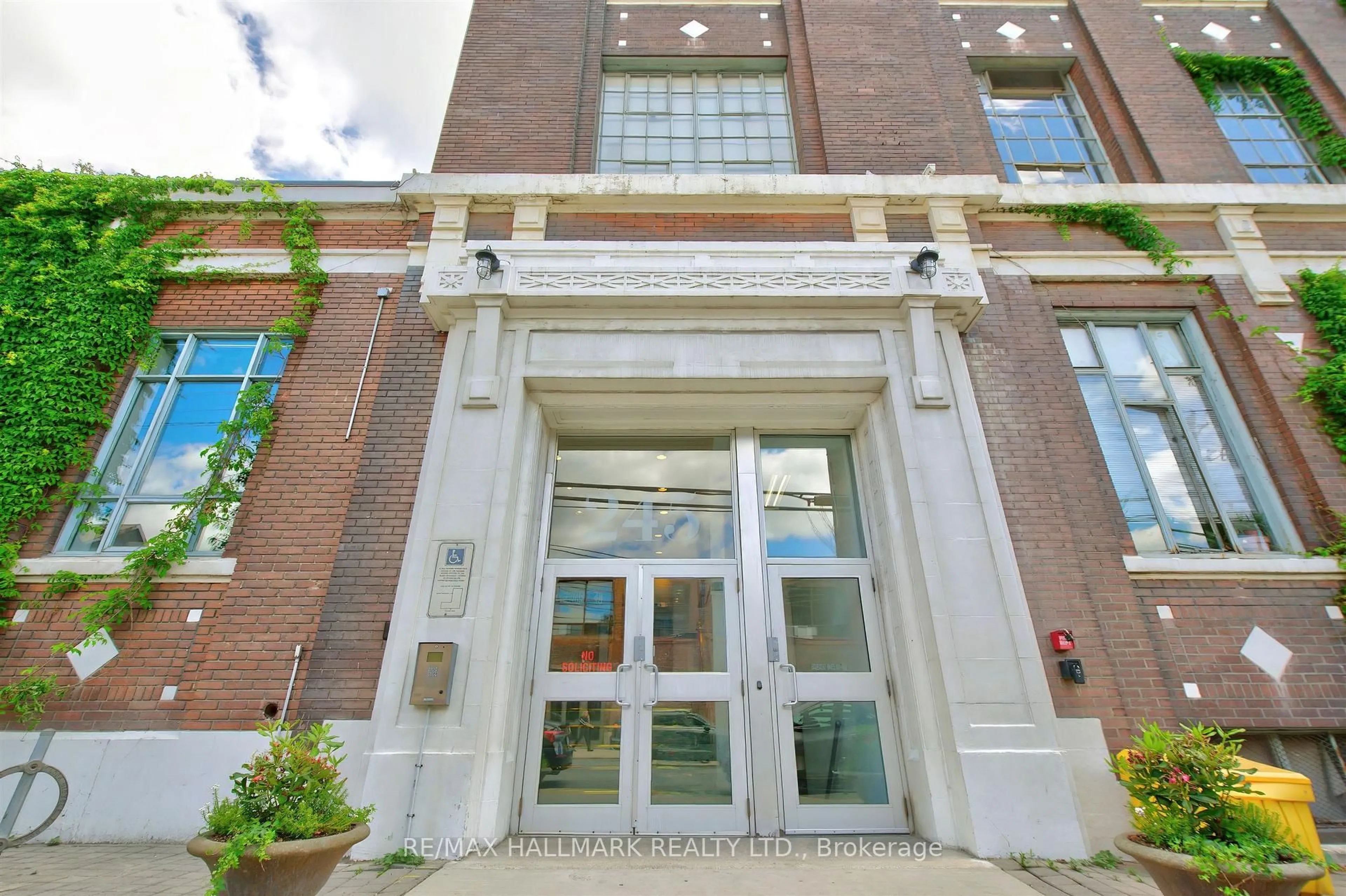 Indoor foyer for 245 Carlaw Ave #404A, Toronto Ontario M4M 2S1