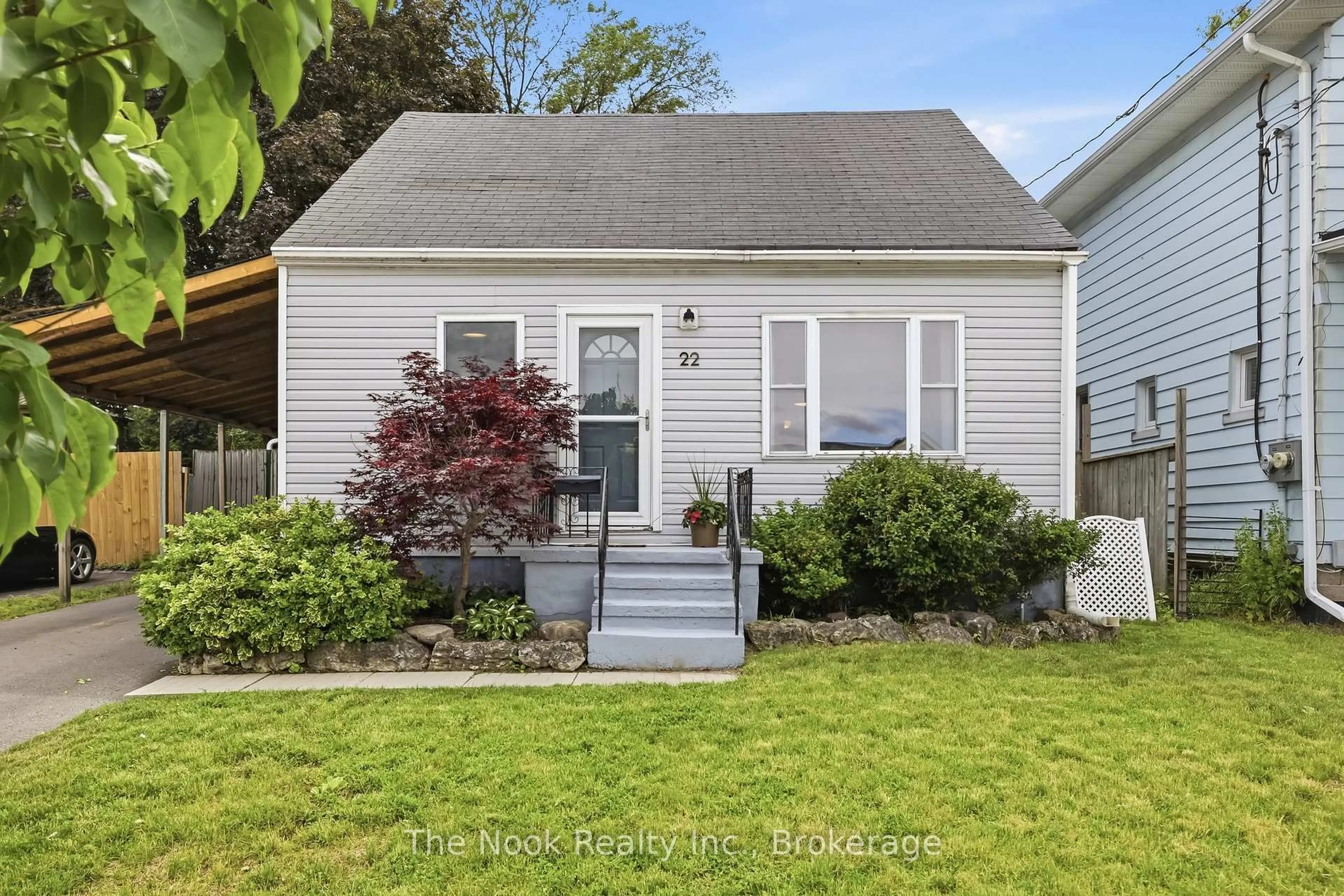 Home with vinyl exterior material, street for 22 Nassau St, Oshawa Ontario L1J 4A4