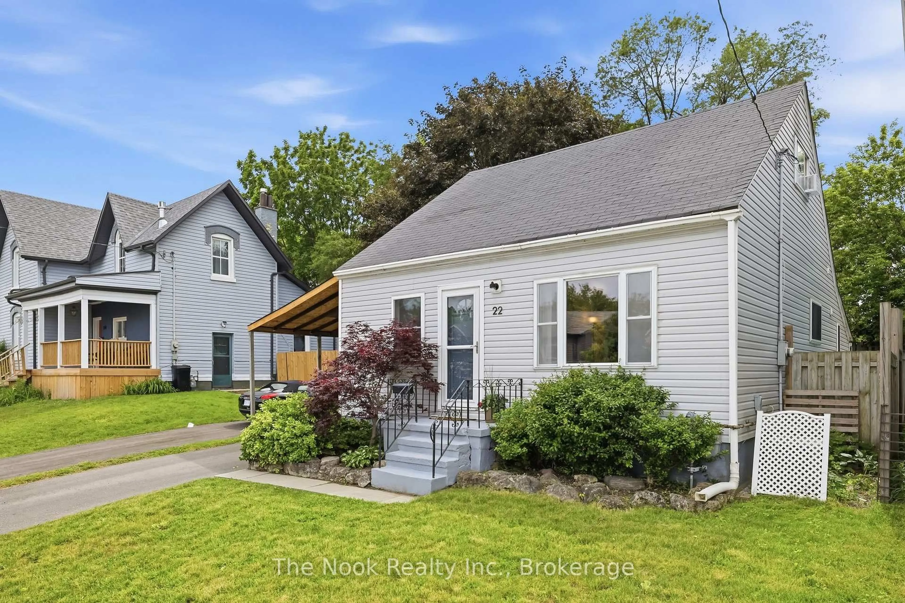 Home with vinyl exterior material, street for 22 Nassau St, Oshawa Ontario L1J 4A4