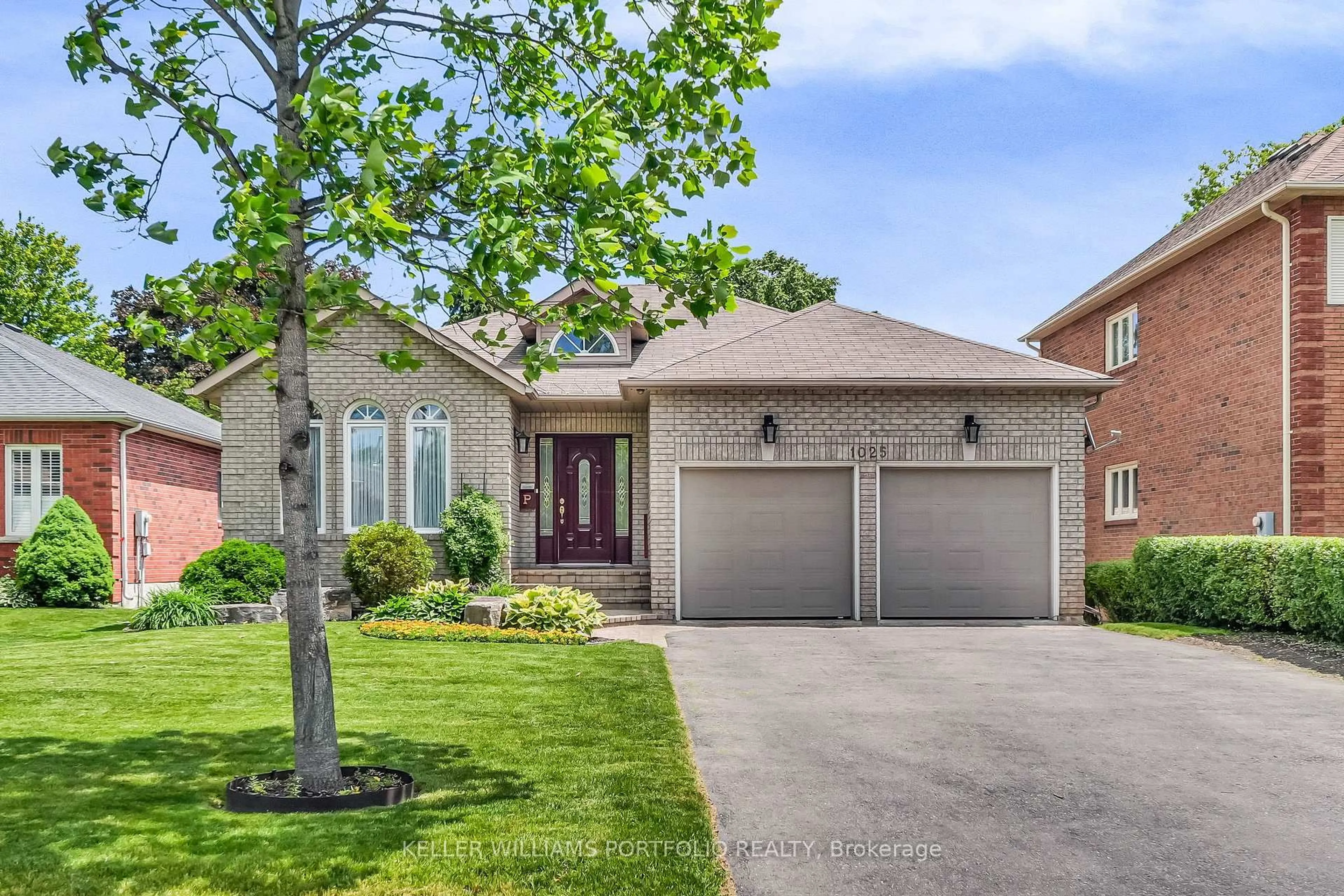 Home with brick exterior material, street for 1025 Lytton Crt, Pickering Ontario L1W 3Z2