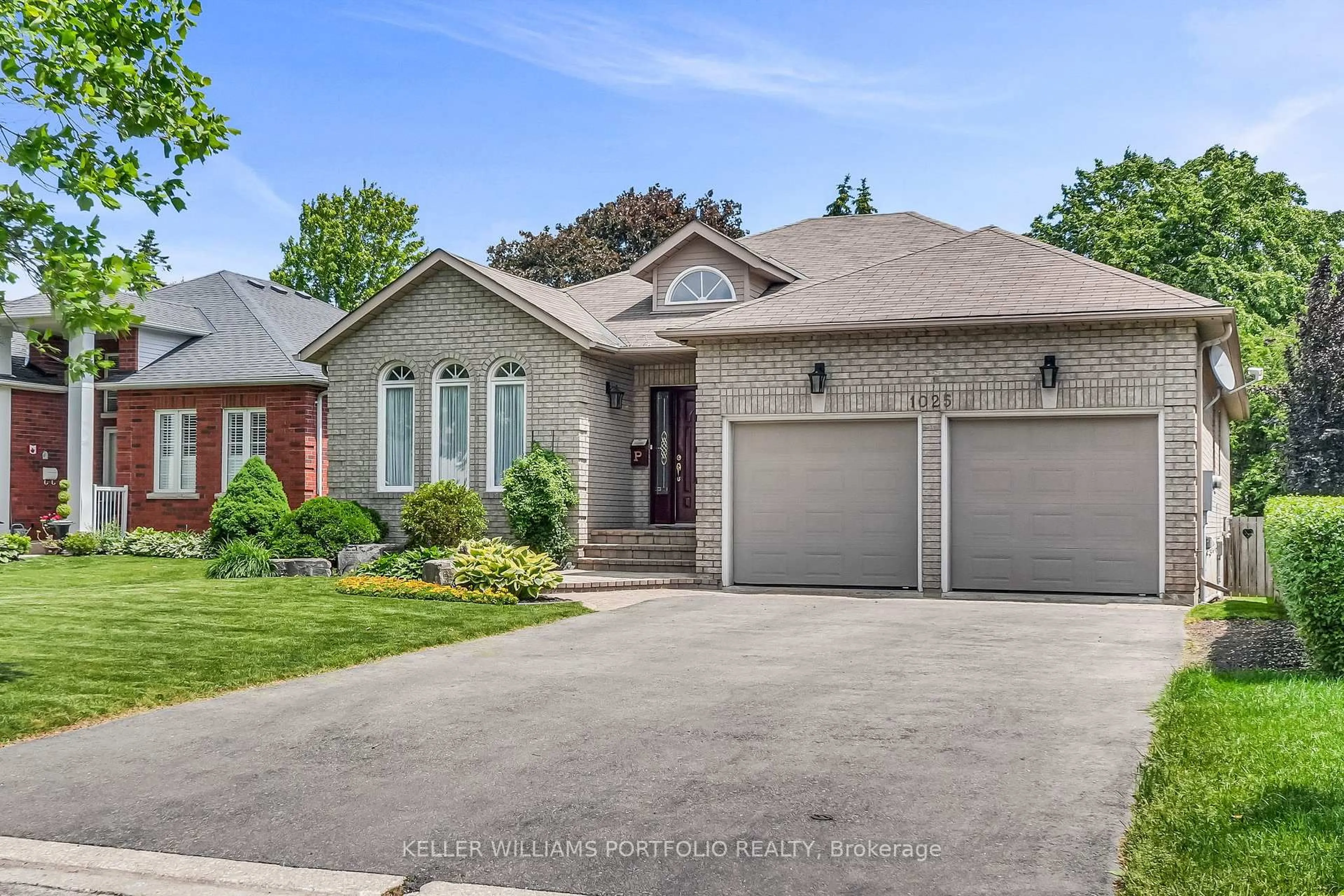 Home with brick exterior material, street for 1025 Lytton Crt, Pickering Ontario L1W 3Z2