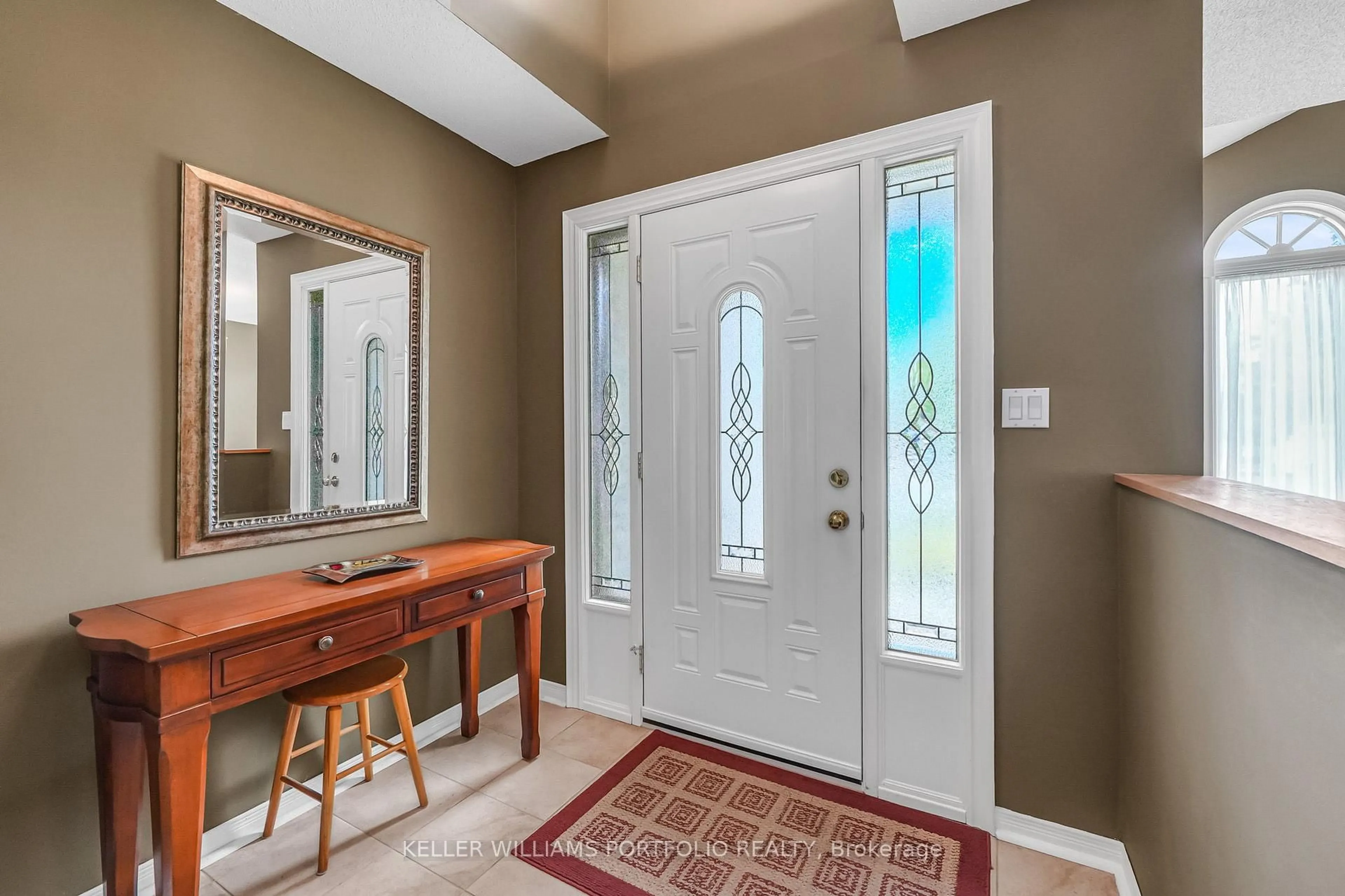Indoor entryway for 1025 Lytton Crt, Pickering Ontario L1W 3Z2