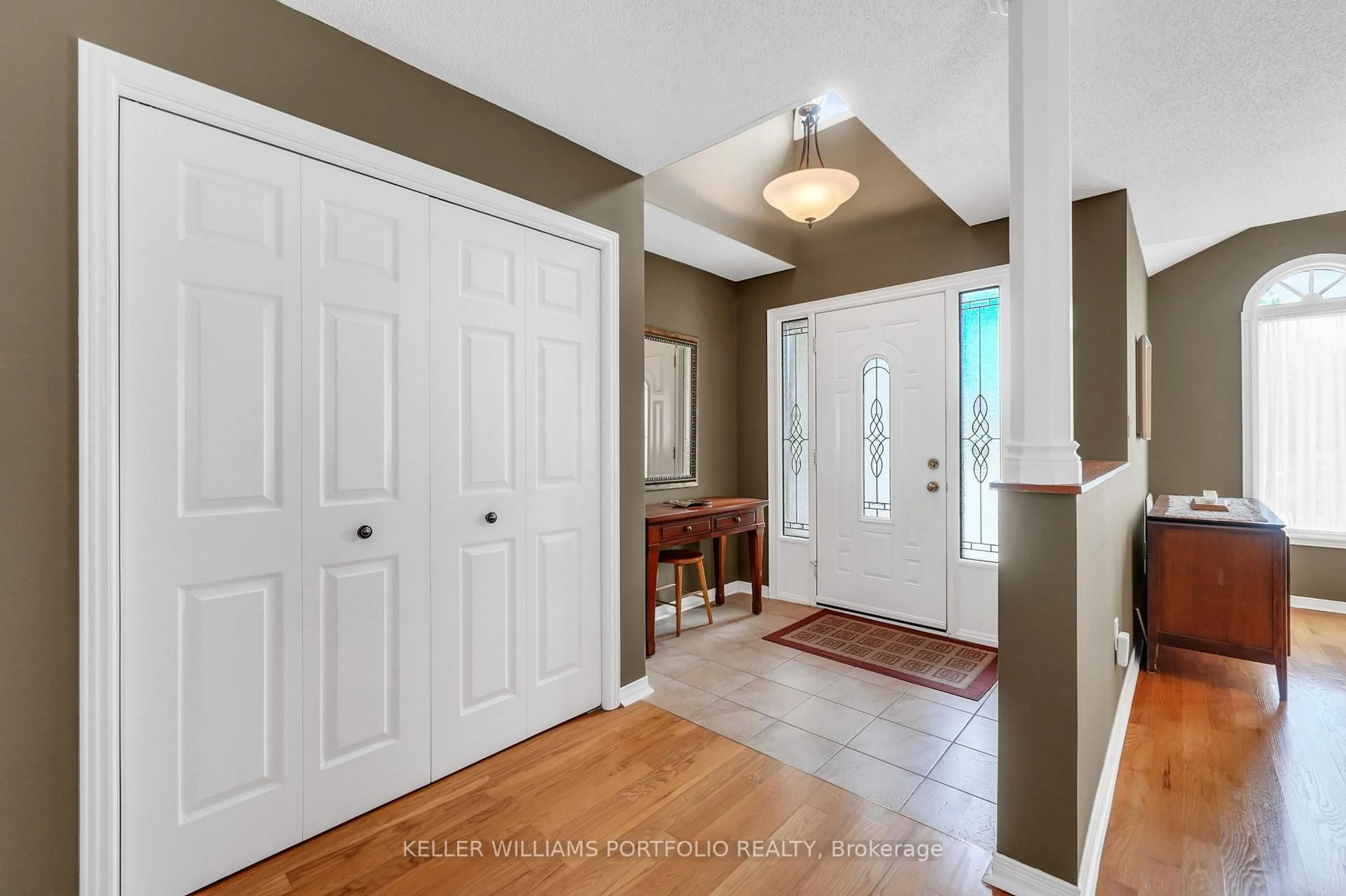 Indoor entryway for 1025 Lytton Crt, Pickering Ontario L1W 3Z2