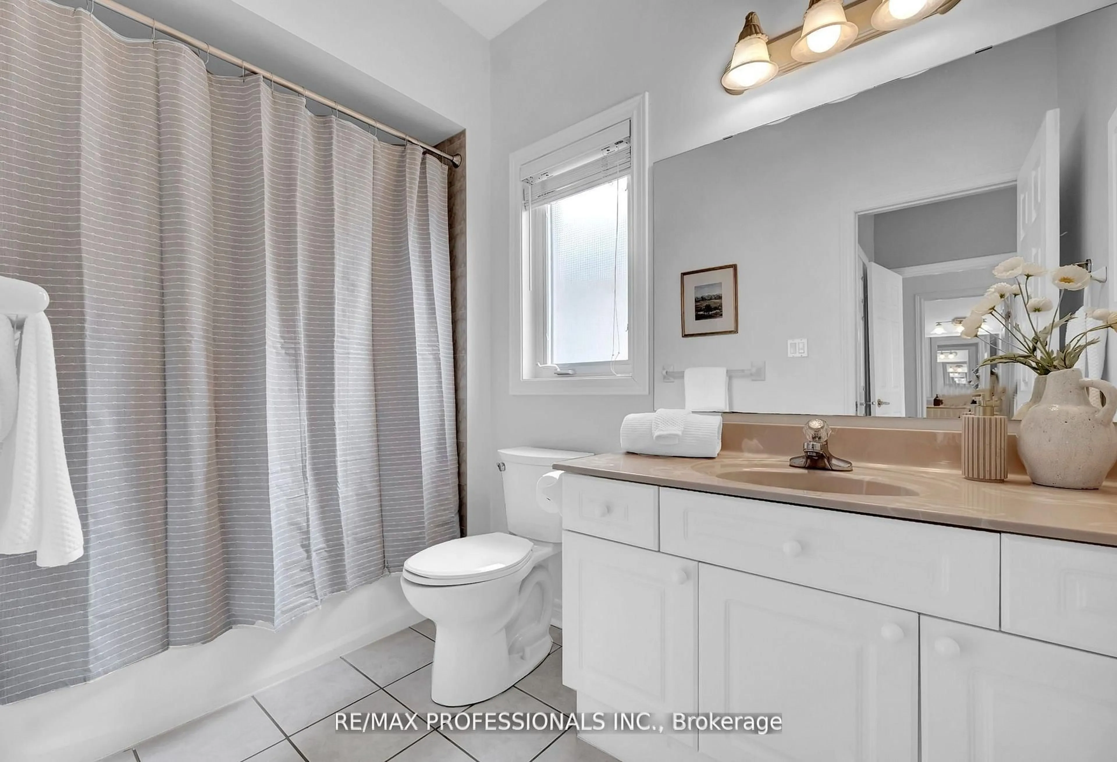 Standard bathroom, ceramic/tile floor for 96 Waterbury Cres, Scugog Ontario L9L 1S2