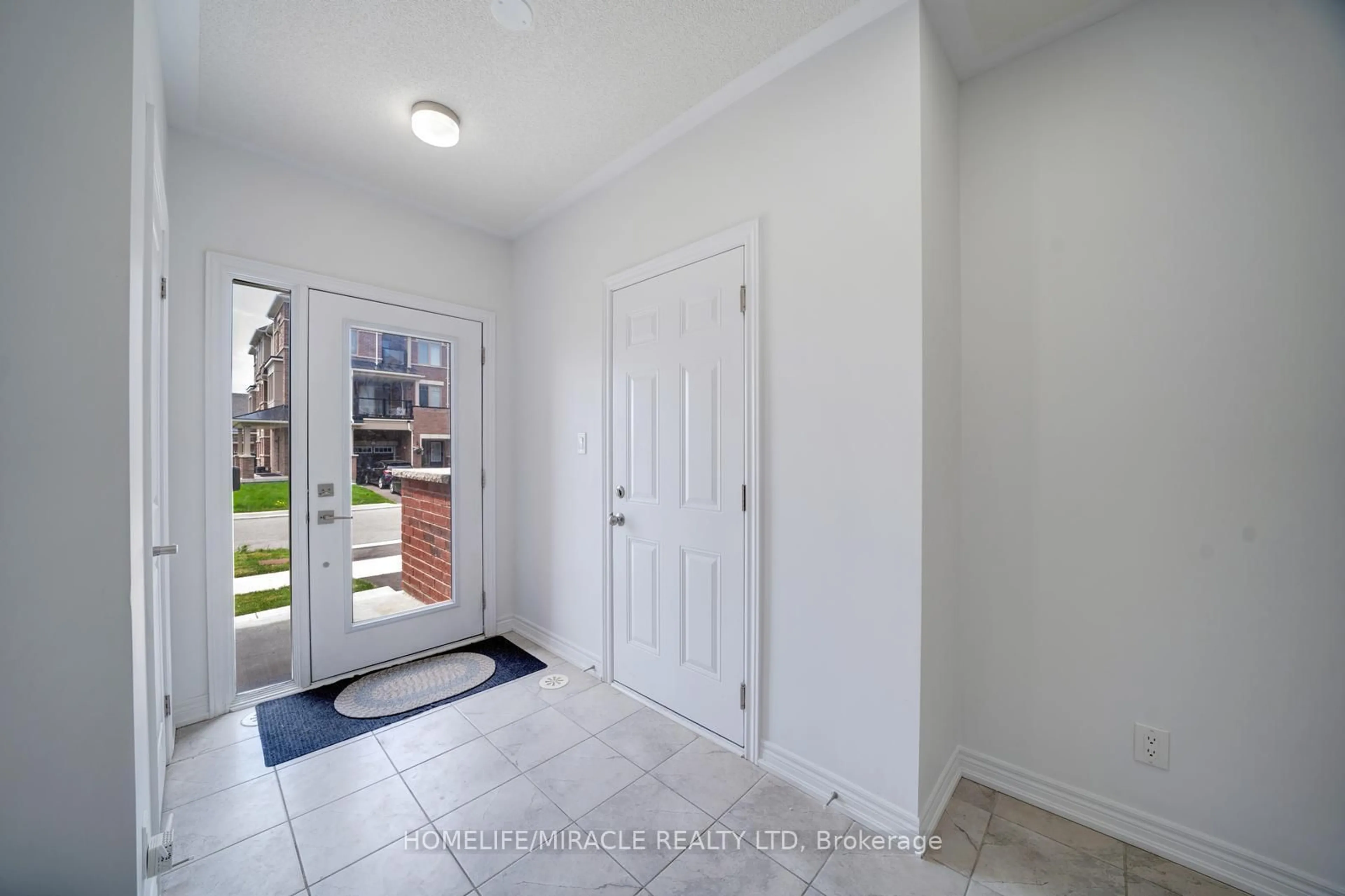 Indoor entryway for 2004 Cameron Lott Cres, Oshawa Ontario L1L 0S1