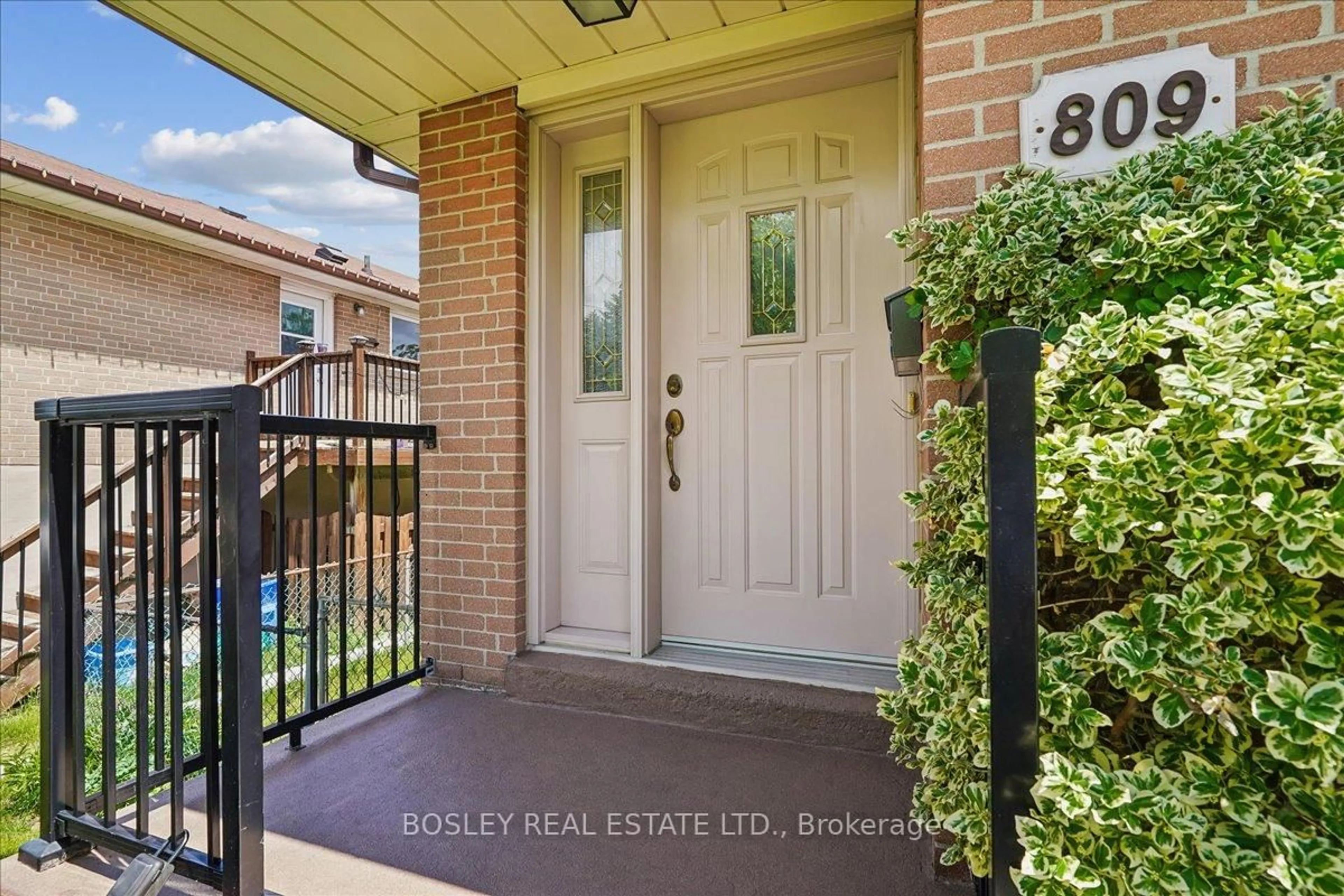 Indoor entryway for 809 Hillcrest Rd, Pickering Ontario L1W 2P5